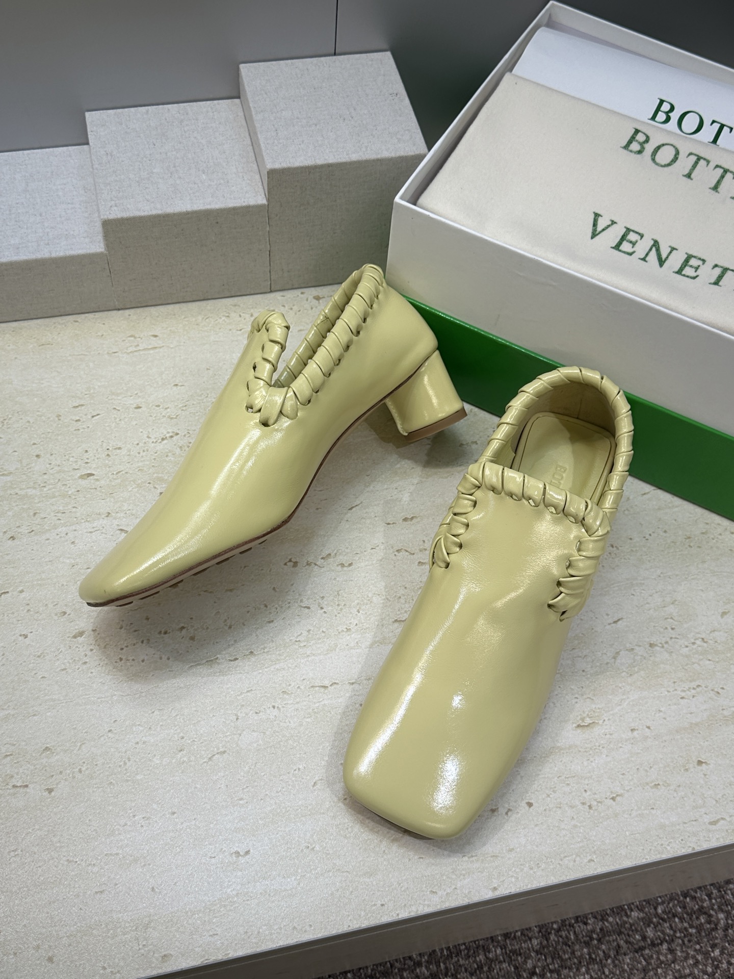 Bottega Veneta 葆蝶家2026春夏新款编织玛丽珍芭蕾舞粗跟女鞋 BV字母logo平底方头乐