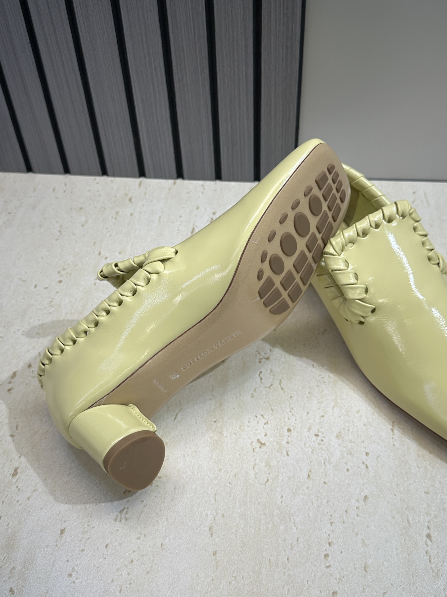 Bottega Veneta 葆蝶家2026春夏新款编织玛丽珍芭蕾舞粗跟女鞋 BV字母logo平底方头乐