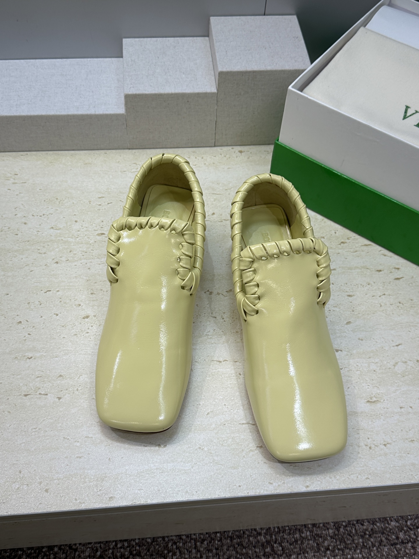 Bottega Veneta 葆蝶家2026春夏新款编织玛丽珍芭蕾舞粗跟女鞋 BV字母logo平底方头乐