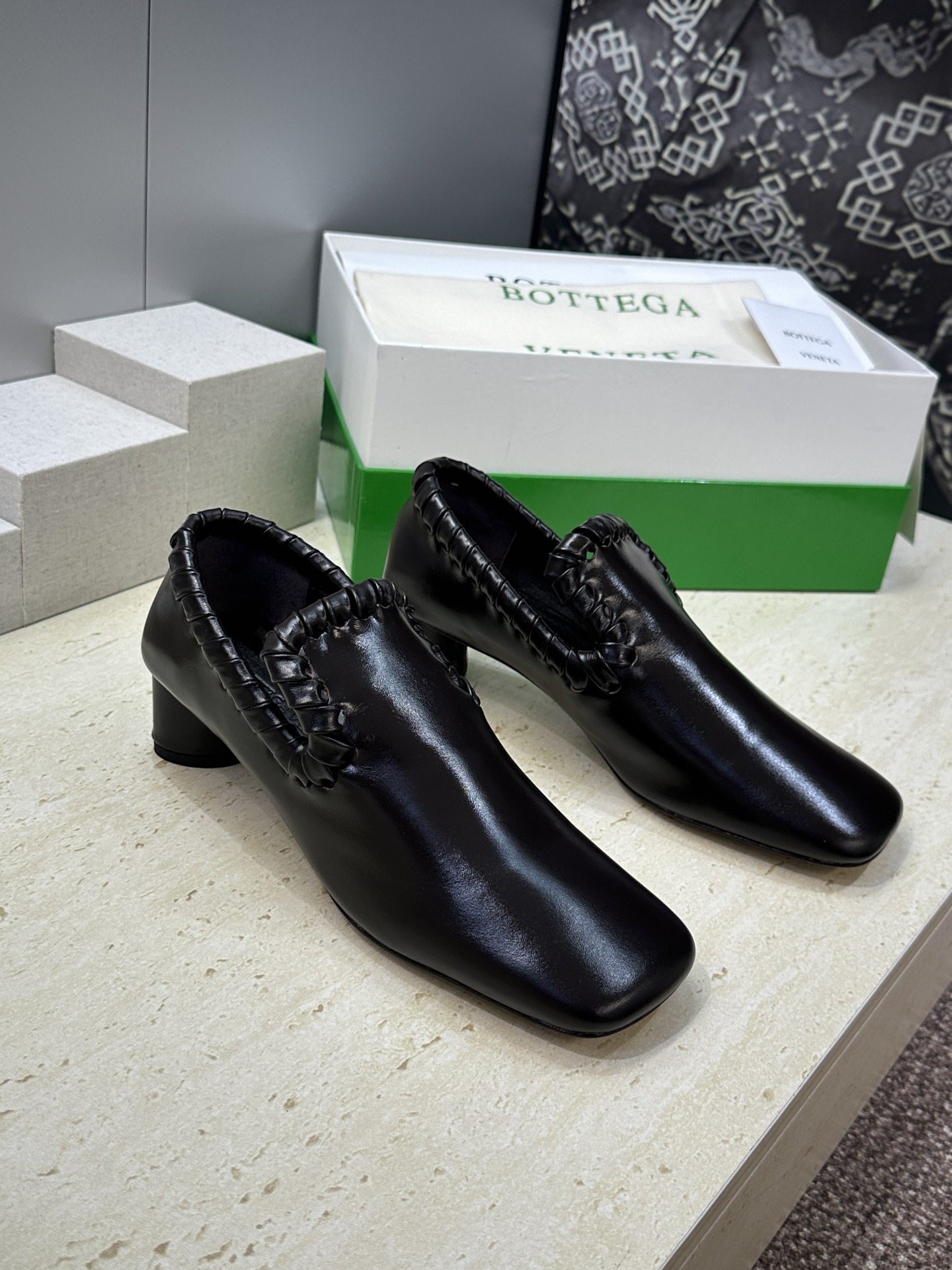Bottega Veneta 葆蝶家2026春夏新款编织玛丽珍芭蕾舞粗跟女鞋 BV字母logo平底方头乐