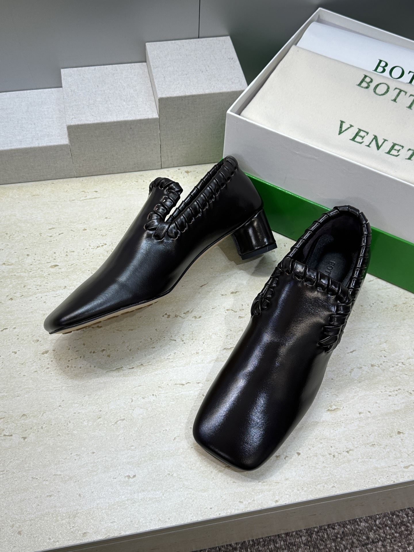 Bottega Veneta 葆蝶家2026春夏新款编织玛丽珍芭蕾舞粗跟女鞋 BV字母logo平底方头乐