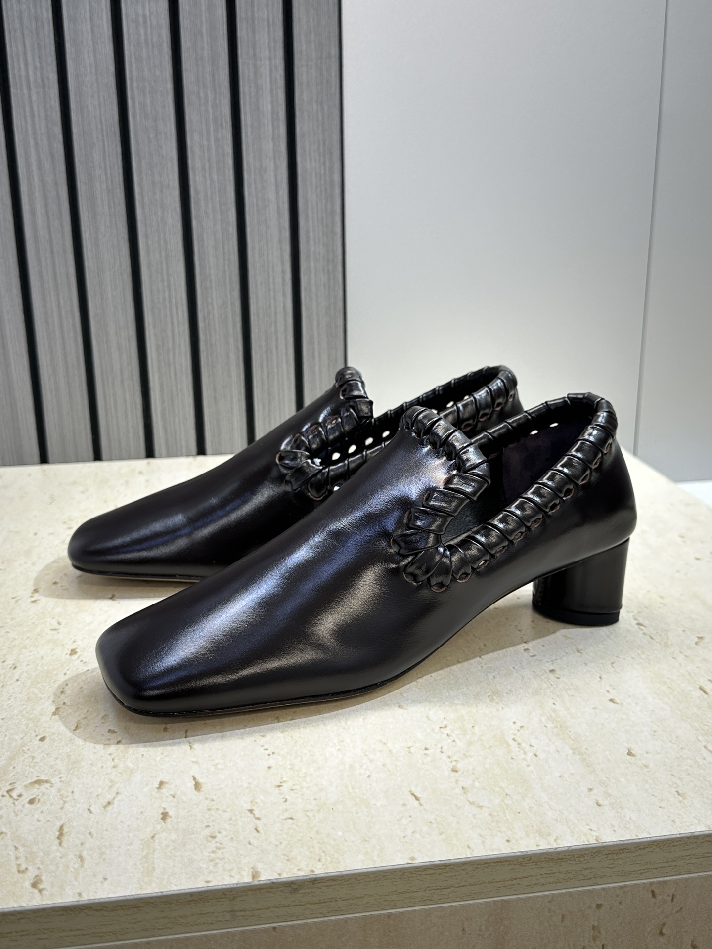 Bottega Veneta 葆蝶家2026春夏新款编织玛丽珍芭蕾舞粗跟女鞋 BV字母logo平底方头乐