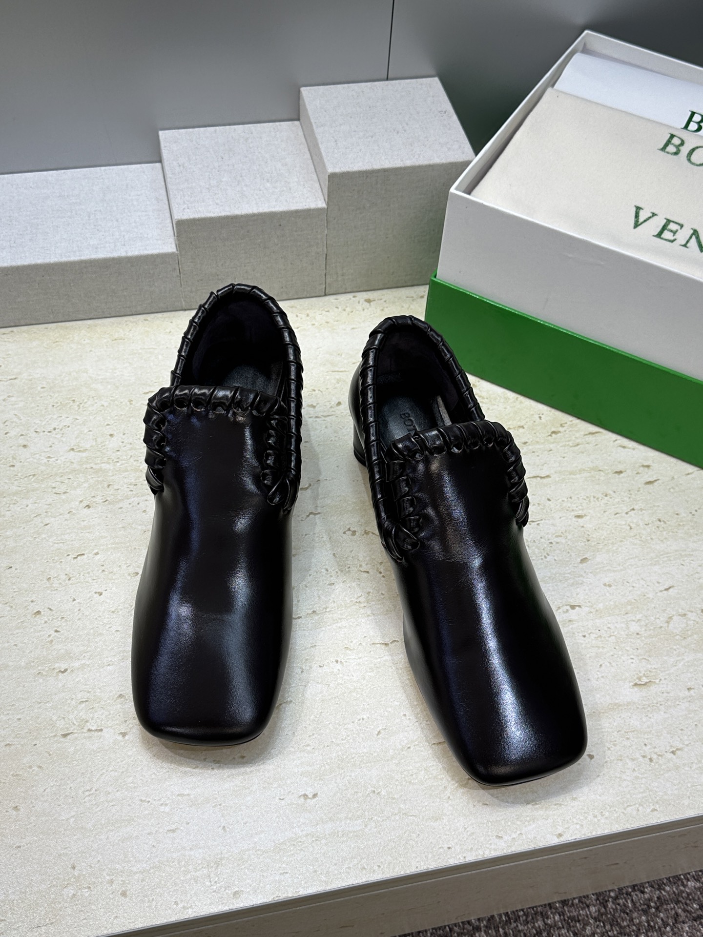 Bottega Veneta 葆蝶家2026春夏新款编织玛丽珍芭蕾舞粗跟女鞋 BV字母logo平底方头乐