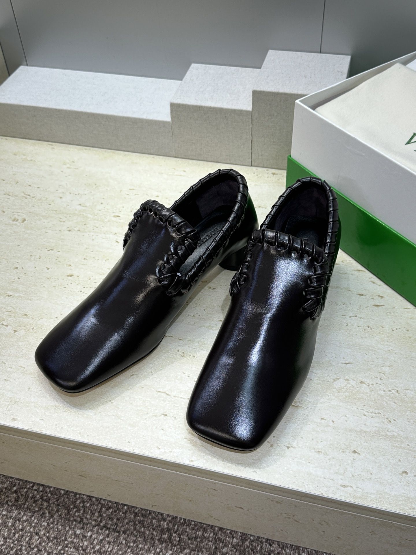 Bottega Veneta 葆蝶家2026春夏新款编织玛丽珍芭蕾舞粗跟女鞋 BV字母logo平底方头乐
