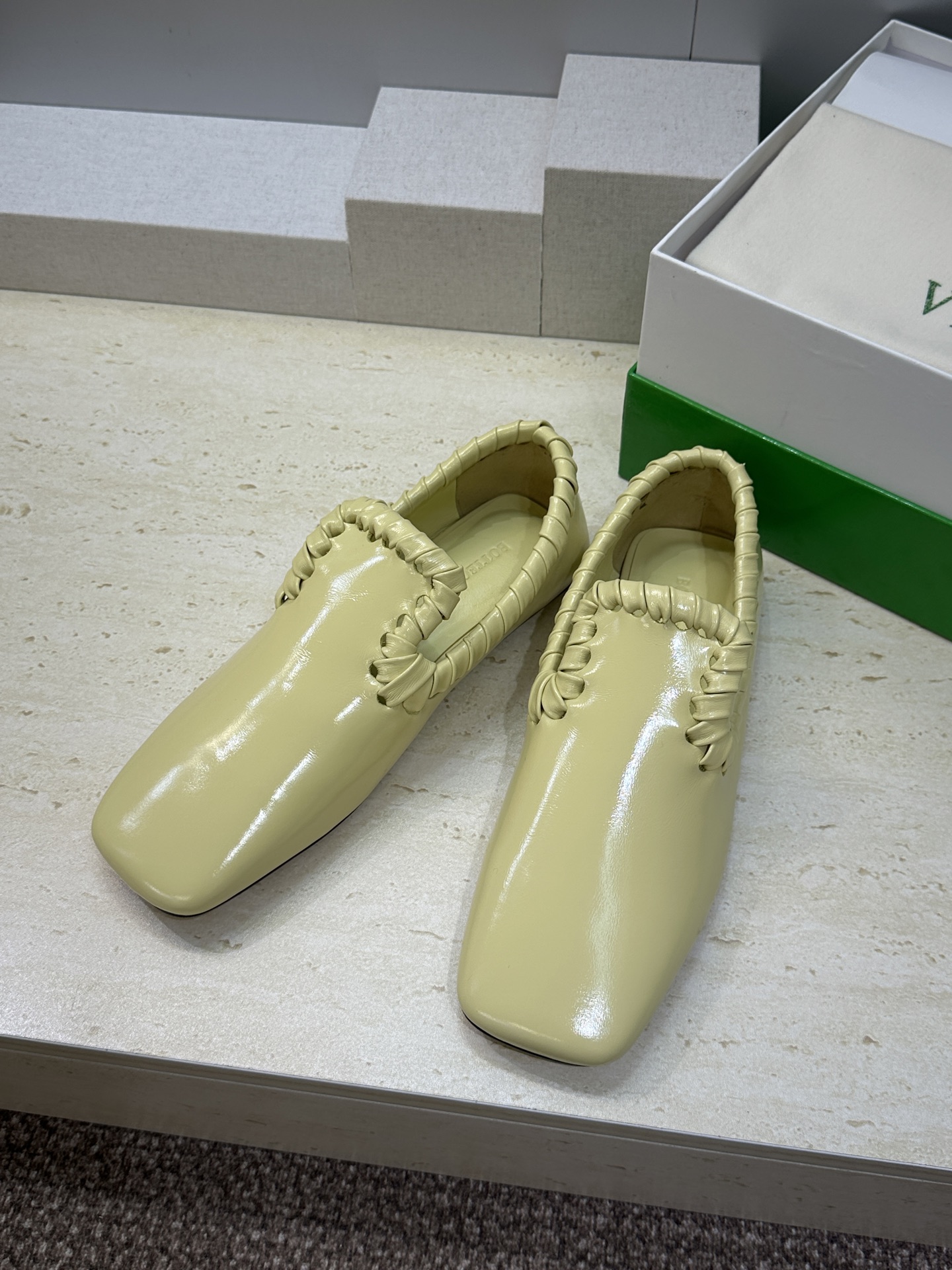 Bottega Veneta 葆蝶家2026春夏新款编织玛丽珍芭蕾舞粗跟女鞋 BV字母logo平底方头乐