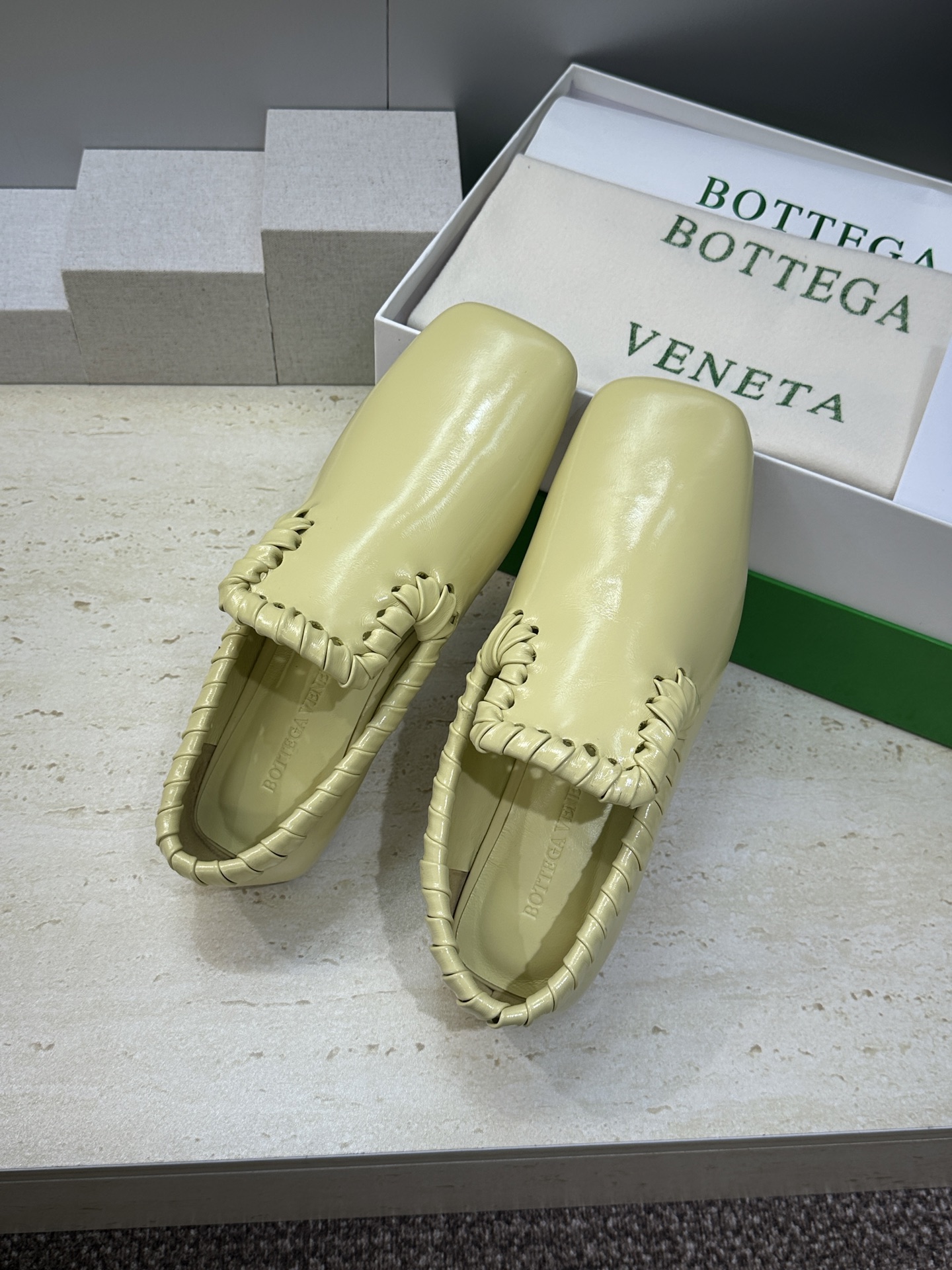 Bottega Veneta 葆蝶家2026春夏新款编织玛丽珍芭蕾舞粗跟女鞋 BV字母logo平底方头乐
