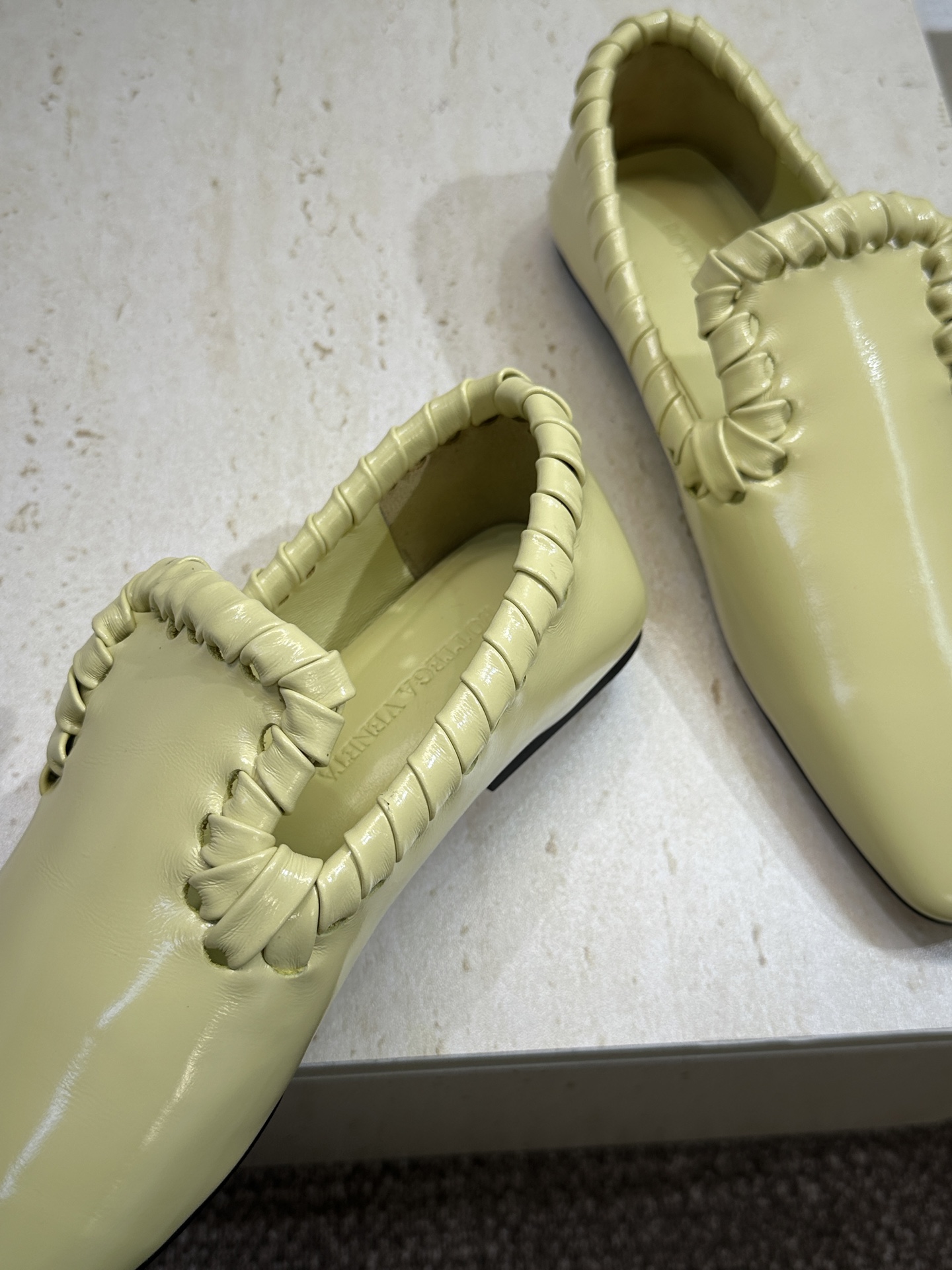 Bottega Veneta 葆蝶家2026春夏新款编织玛丽珍芭蕾舞粗跟女鞋 BV字母logo平底方头乐