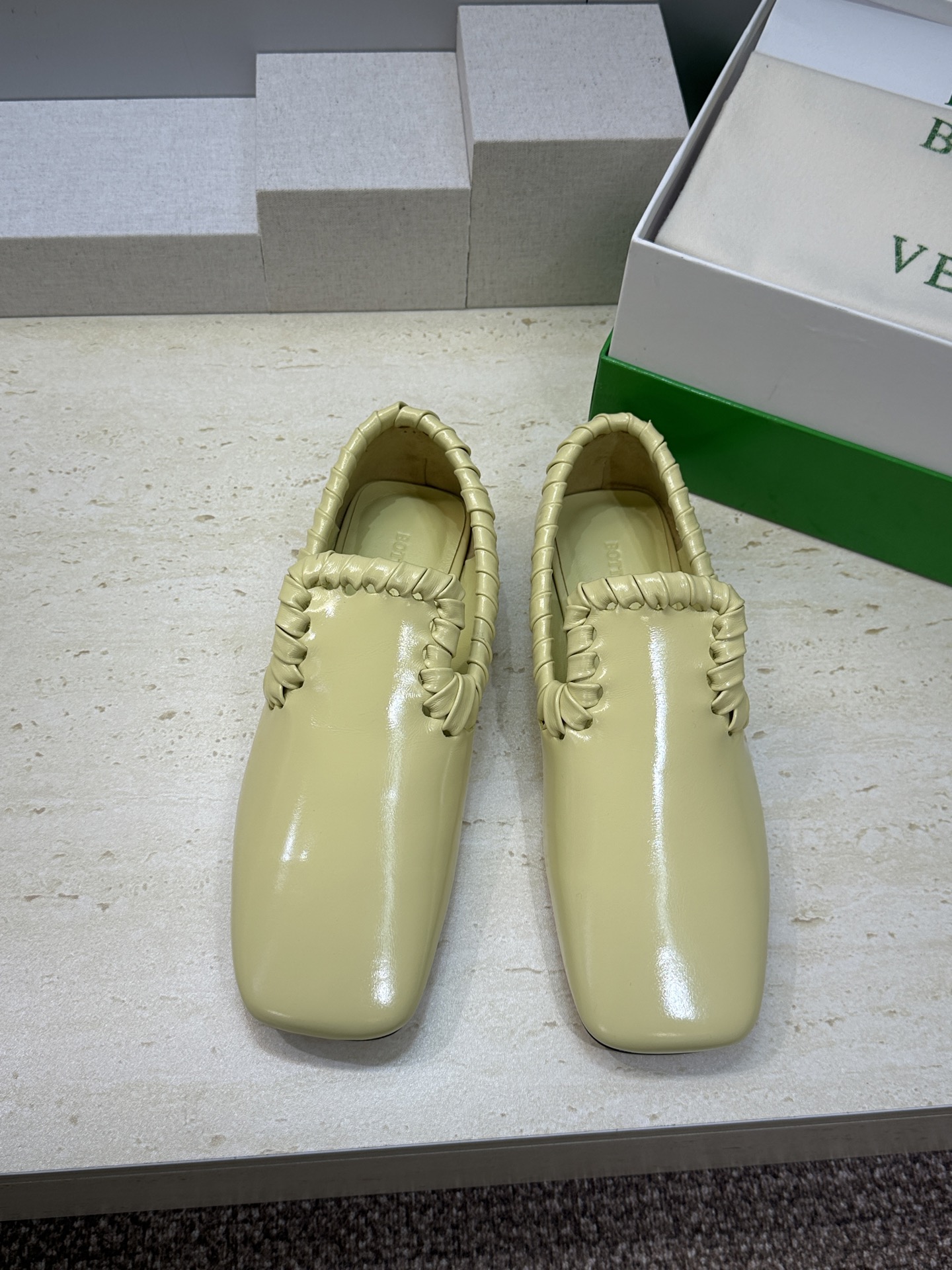 Bottega Veneta 葆蝶家2026春夏新款编织玛丽珍芭蕾舞粗跟女鞋 BV字母logo平底方头乐