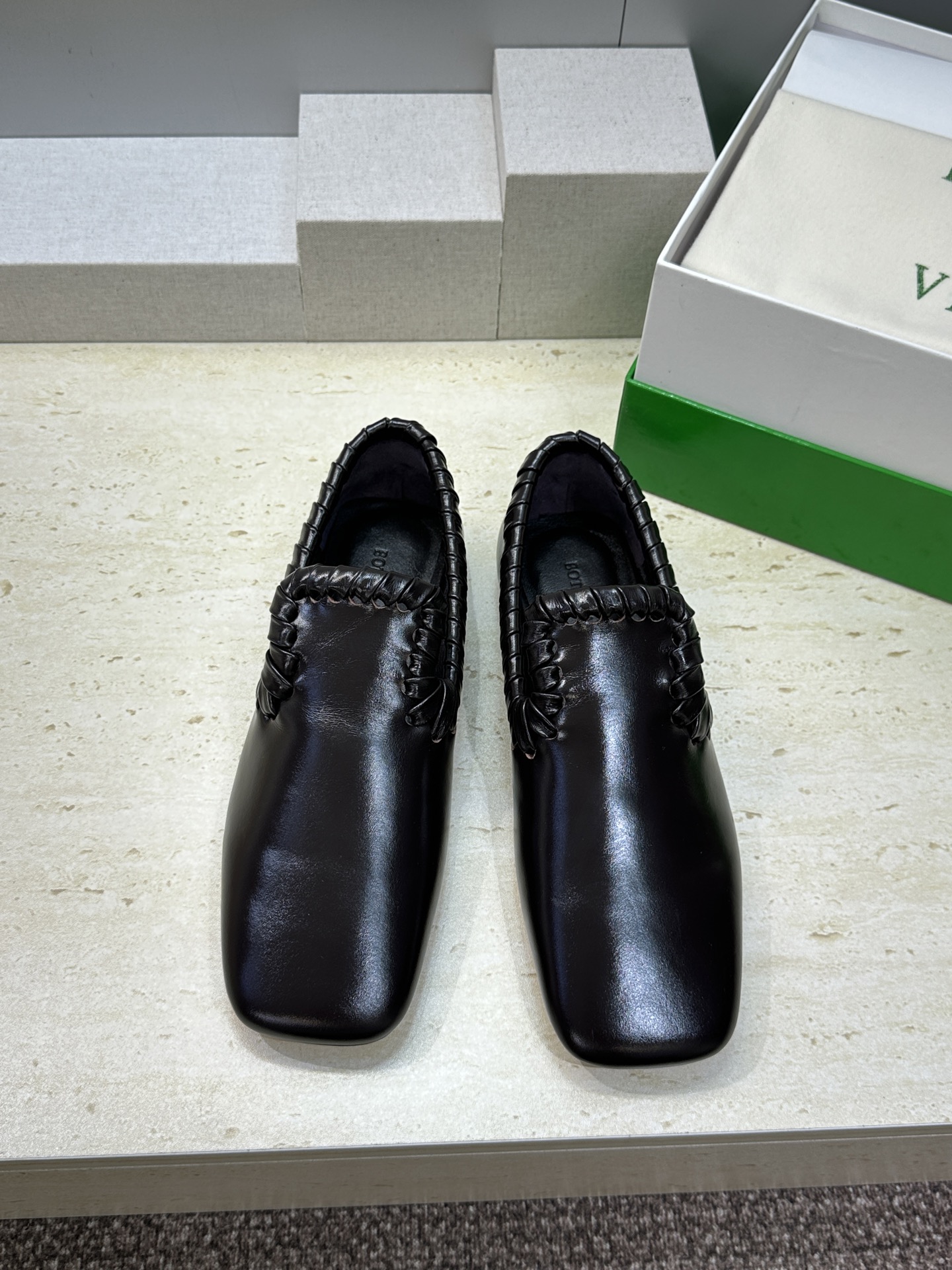 Bottega Veneta 葆蝶家2026春夏新款编织玛丽珍芭蕾舞粗跟女鞋 BV字母logo平底方头乐