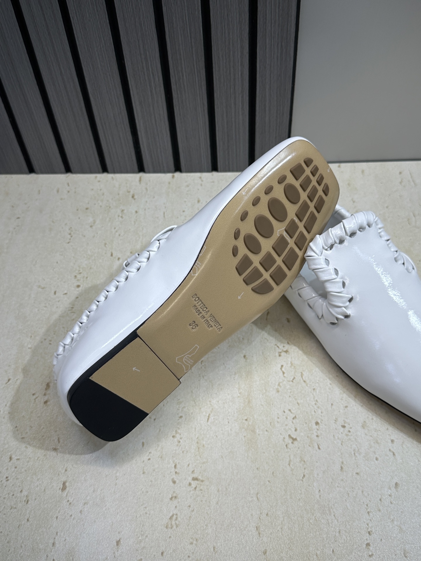 Bottega Veneta 葆蝶家2026春夏新款编织玛丽珍芭蕾舞粗跟女鞋 BV字母logo平底方头乐