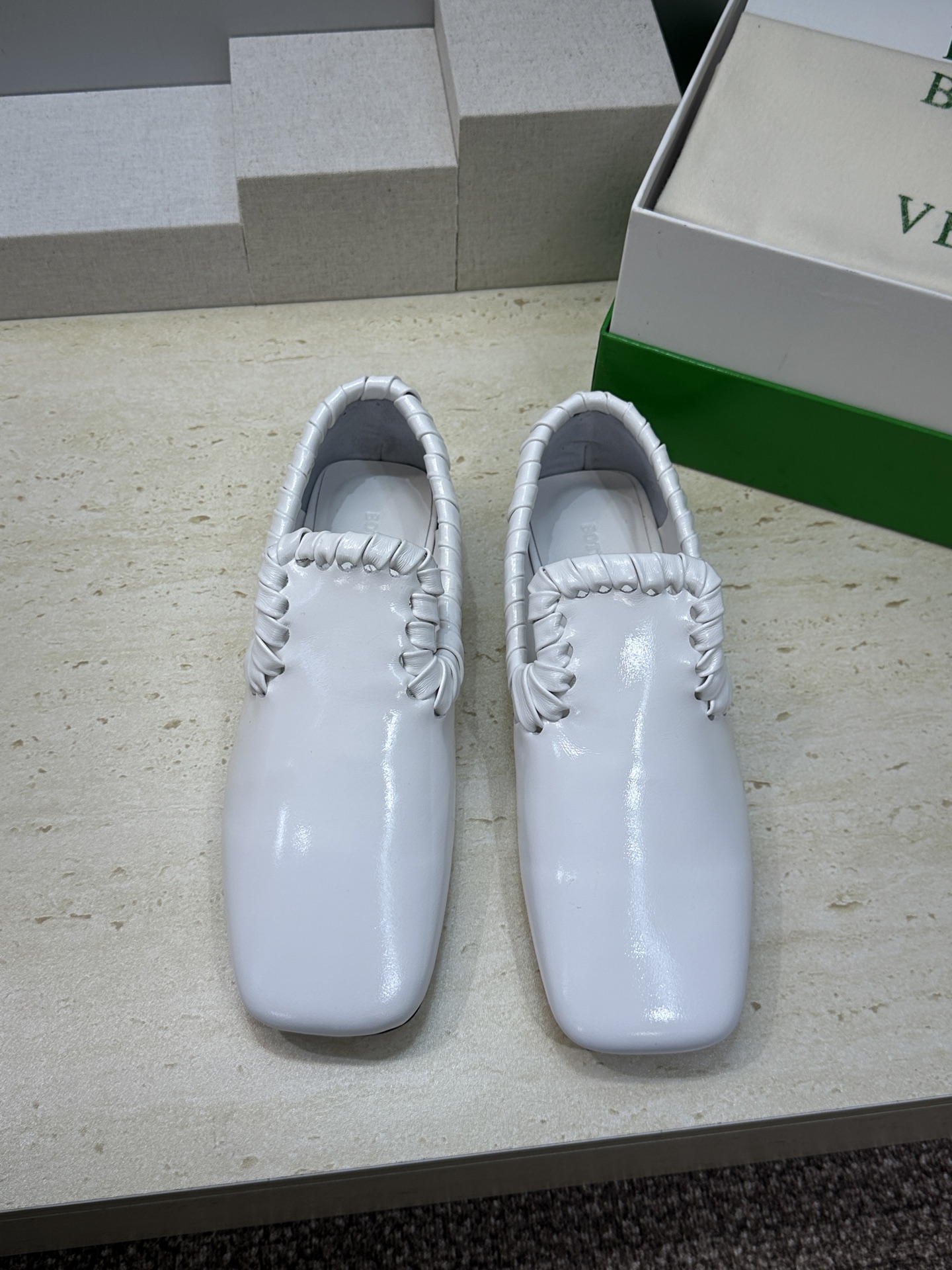 Bottega Veneta 葆蝶家2026春夏新款编织玛丽珍芭蕾舞粗跟女鞋 BV字母logo平底方头乐