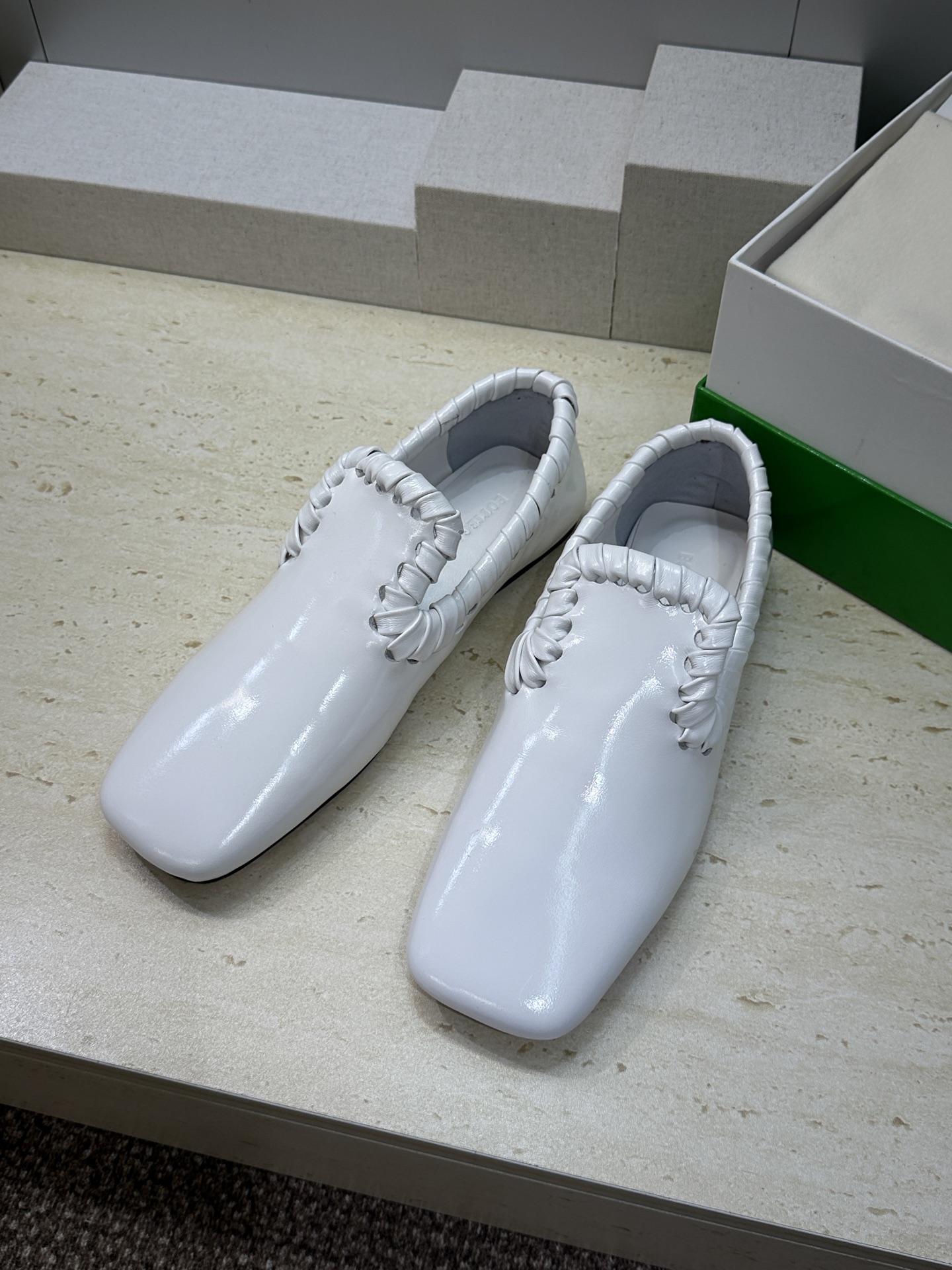 Bottega Veneta 葆蝶家2026春夏新款编织玛丽珍芭蕾舞粗跟女鞋 BV字母logo平底方头乐