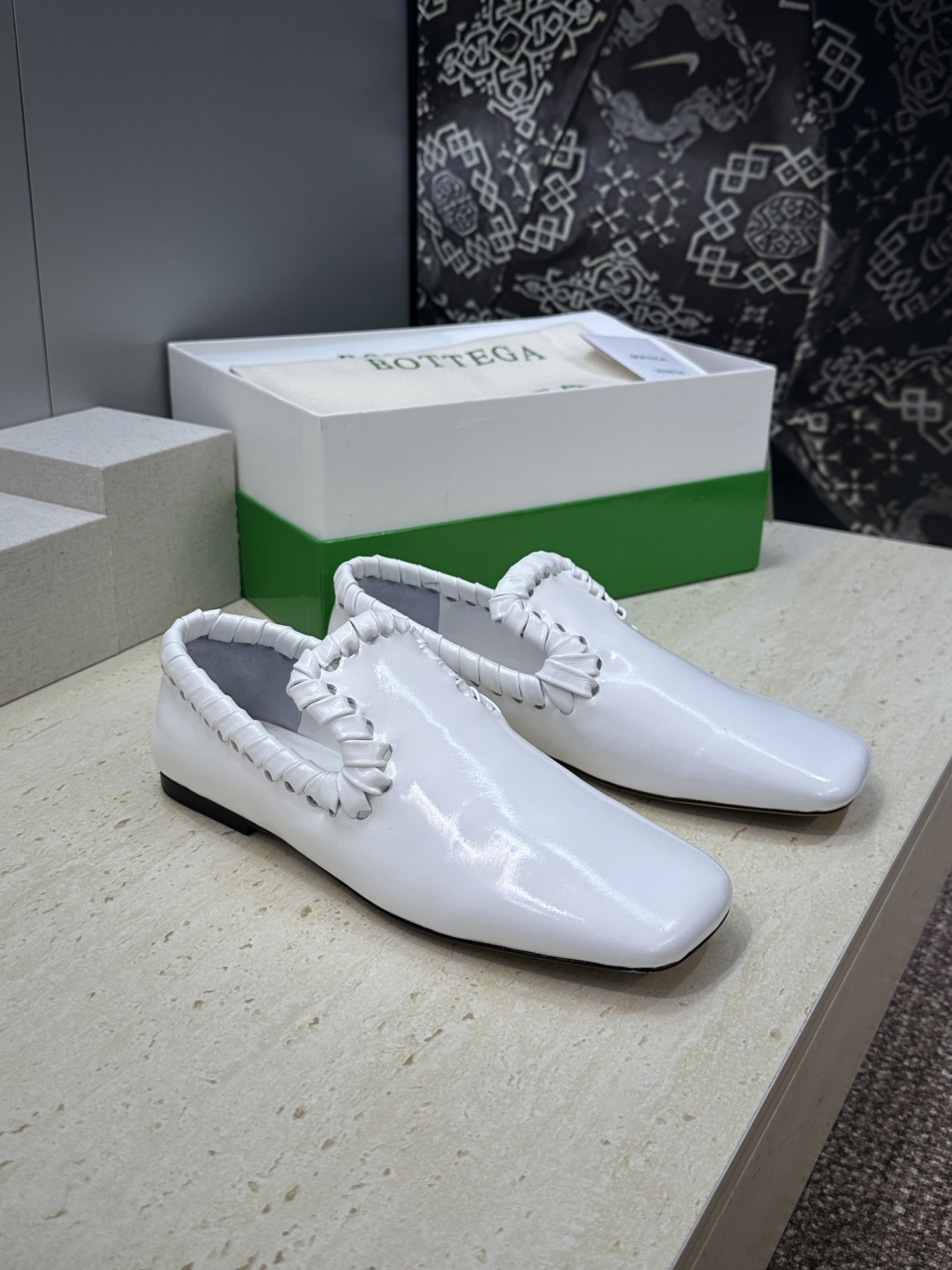 Bottega Veneta 葆蝶家2026春夏新款编织玛丽珍芭蕾舞粗跟女鞋 BV字母logo平底方头乐