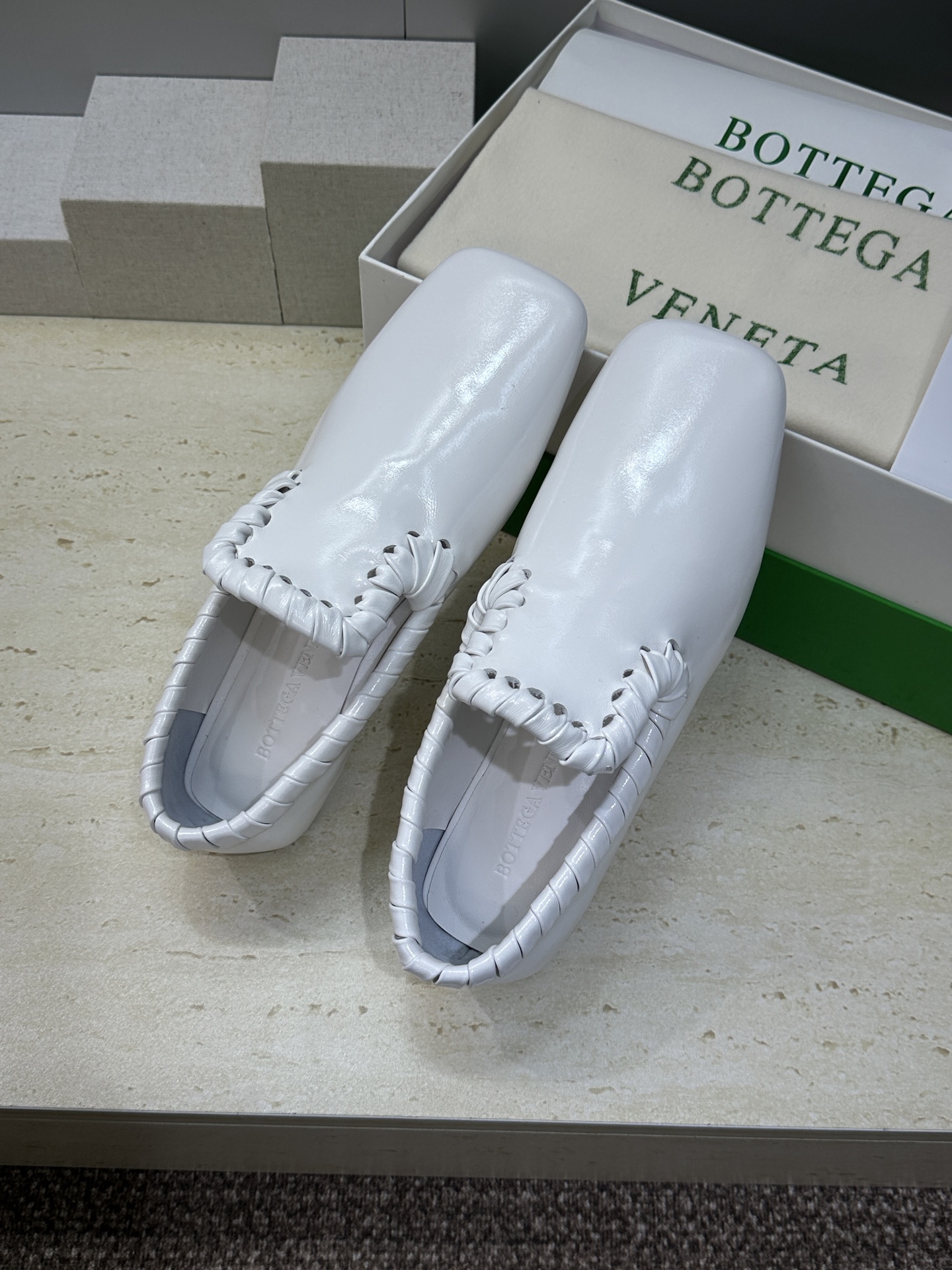 Bottega Veneta 葆蝶家2026春夏新款编织玛丽珍芭蕾舞粗跟女鞋 BV字母logo平底方头乐