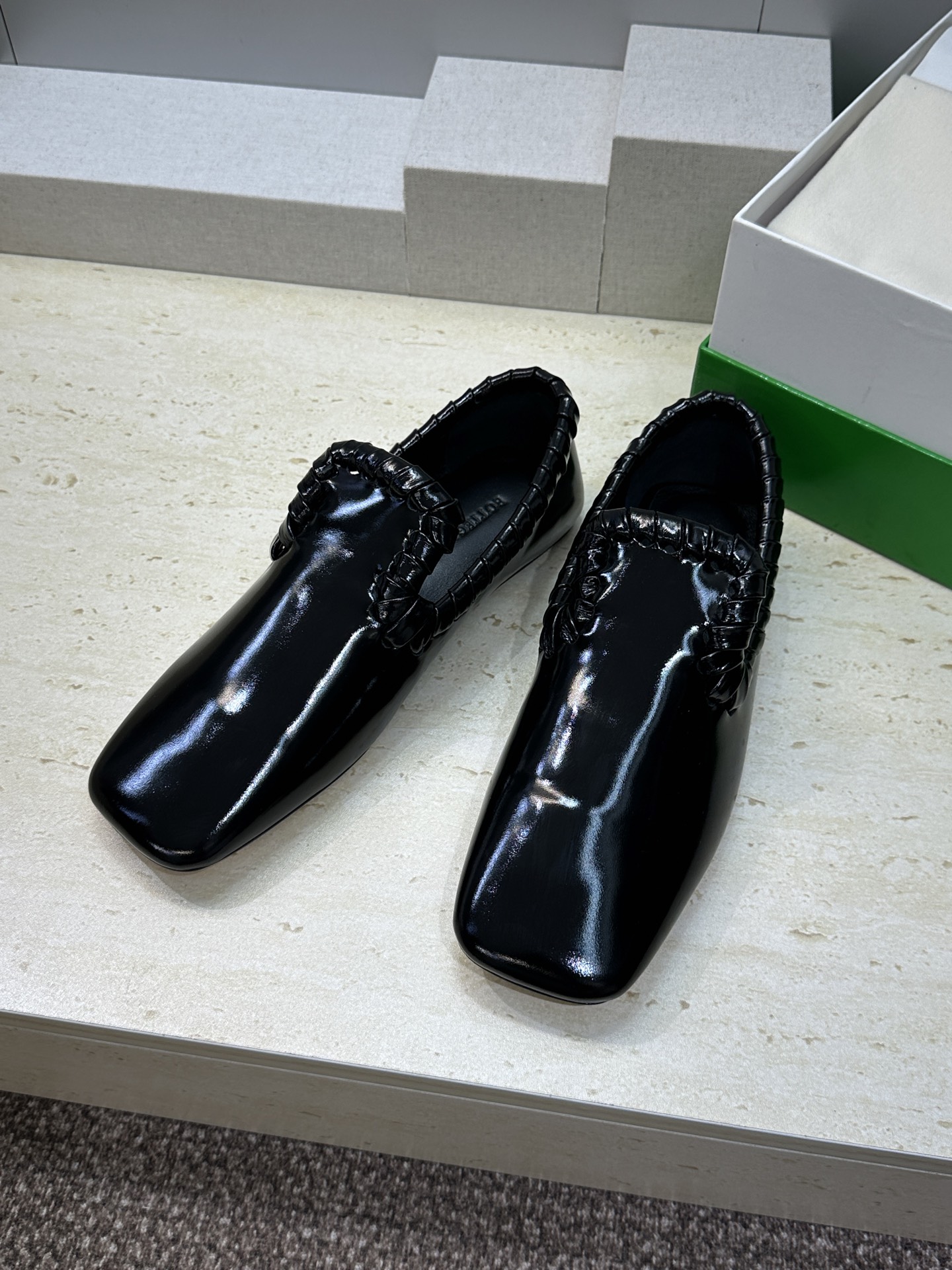 Bottega Veneta 葆蝶家2026春夏新款编织玛丽珍芭蕾舞粗跟女鞋 BV字母logo平底方头乐