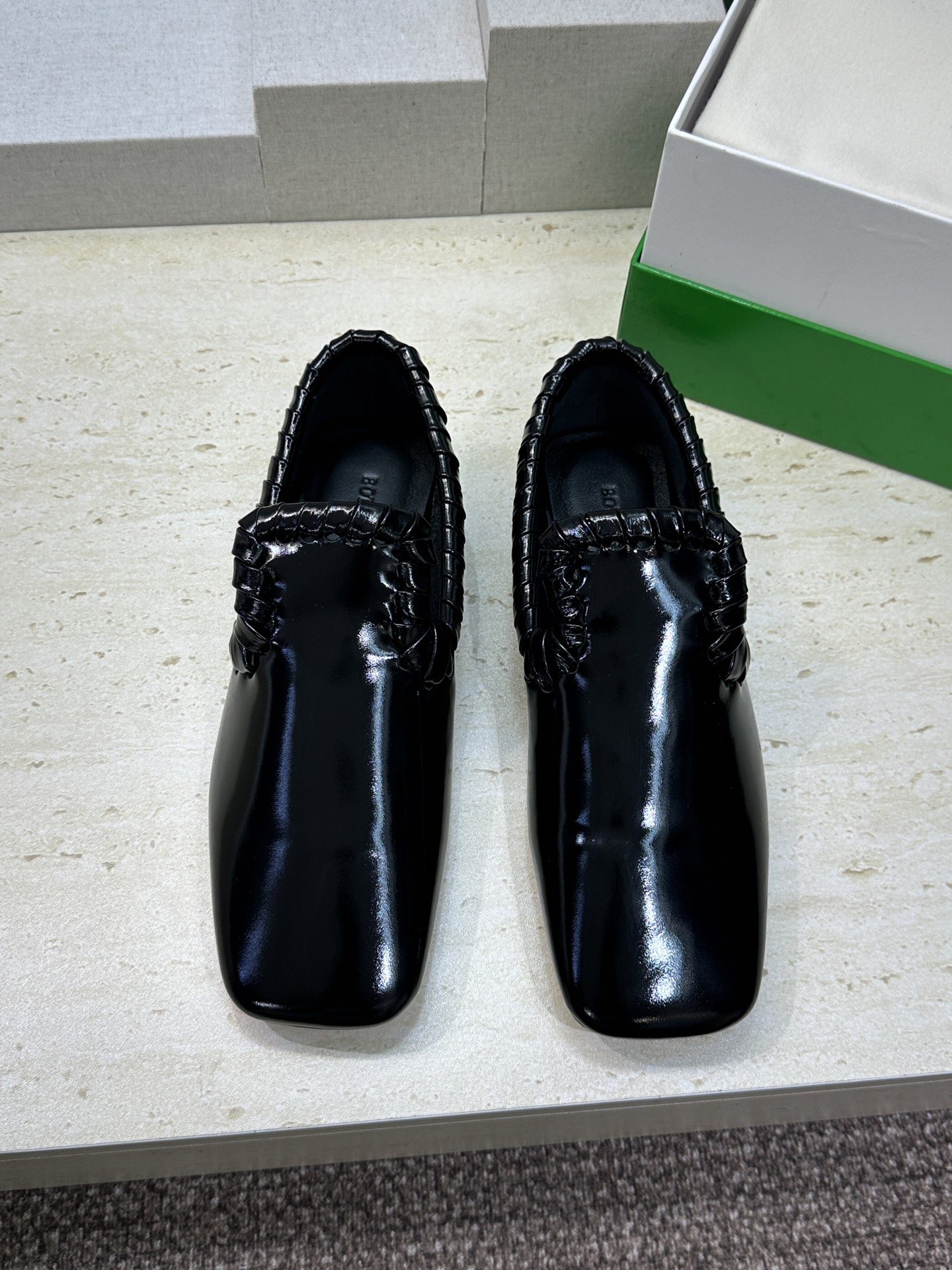 NO:819039,Bottega Veneta 2026 spring and summer new woven Mary Jane ballet thick heel women's shoes BV letter logo flat square toe loafers Material: imported waxed calfskin upper + water-dyed cowhide lining + Italian injection molded leather outsole Size: women's size 35-42 (40.41.42 customization is not returnable), loafers, bottega veneta, bottega veneta, bottega  veneta,loafers,mary jane,cowhide,leather soles19860909Bottega Veneta 葆蝶家2026春夏新款编织玛丽珍芭蕾舞粗跟女鞋 BV字母logo平底方头乐福鞋 材质:鞋面进口油蜡小牛皮+水染牛皮内里+意大利注塑真皮大底 Size : 女码35-42(40.41.42定制不退换）,乐福鞋,bottega veneta,bottega veneta,bottega veneta,loafers,mary jane,cowhide,Leather soles,Women's Shoes