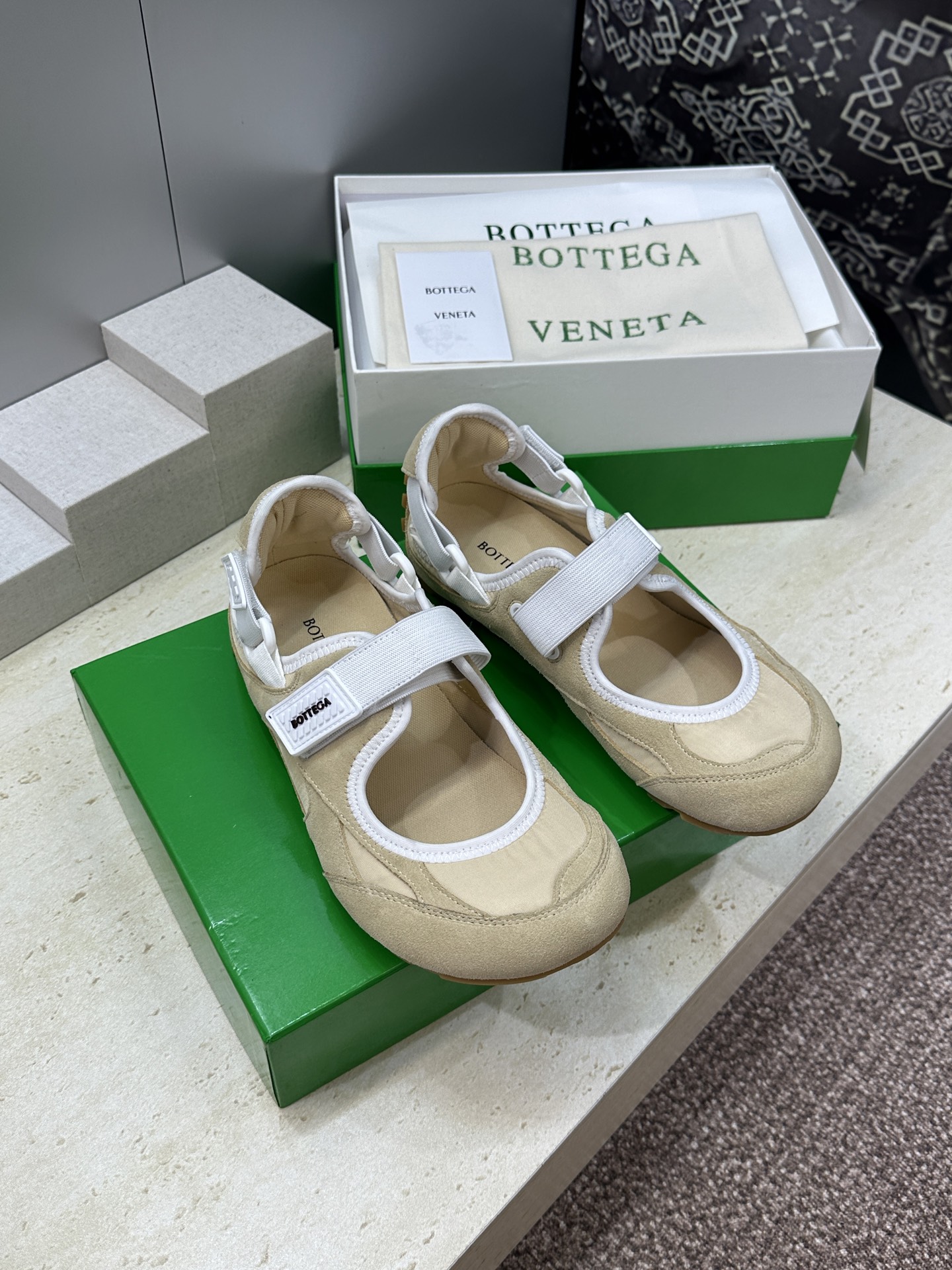 Bottega Veneta 葆蝶家2026春夏新款魔术贴复古休闲运动女鞋 BV字母logo平底圆头拼色