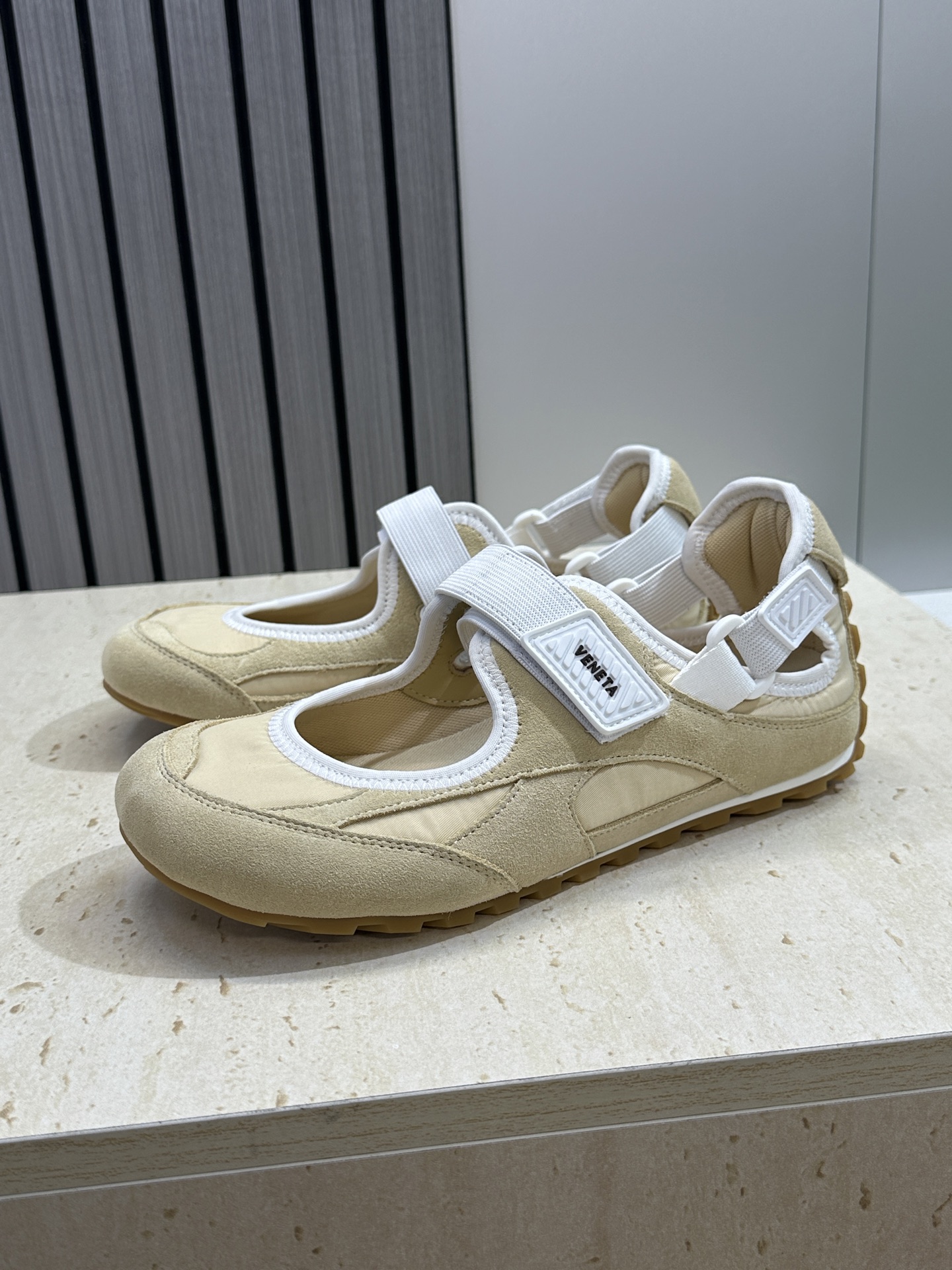 Bottega Veneta 葆蝶家2026春夏新款魔术贴复古休闲运动女鞋 BV字母logo平底圆头拼色