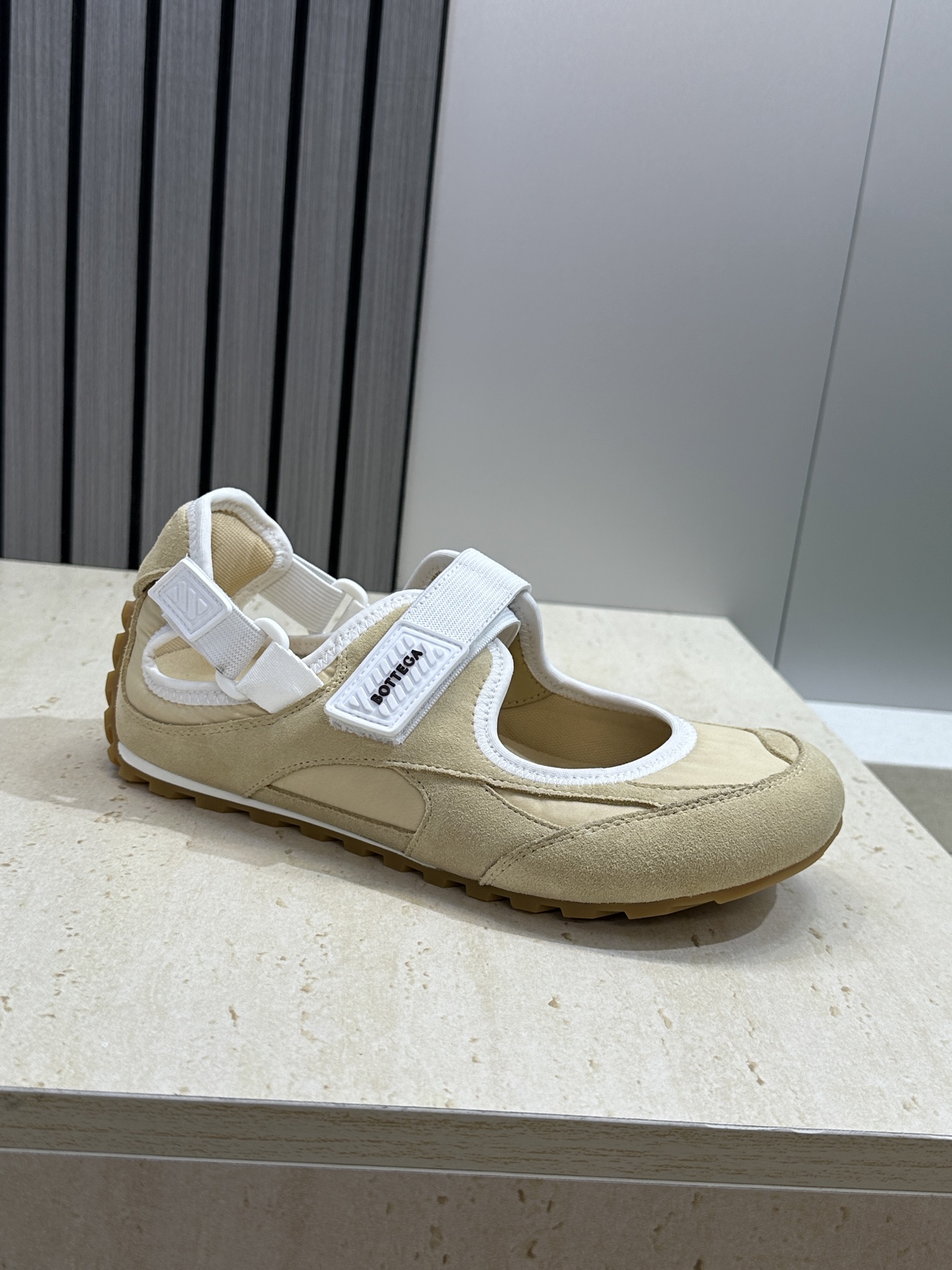 Bottega Veneta 葆蝶家2026春夏新款魔术贴复古休闲运动女鞋 BV字母logo平底圆头拼色