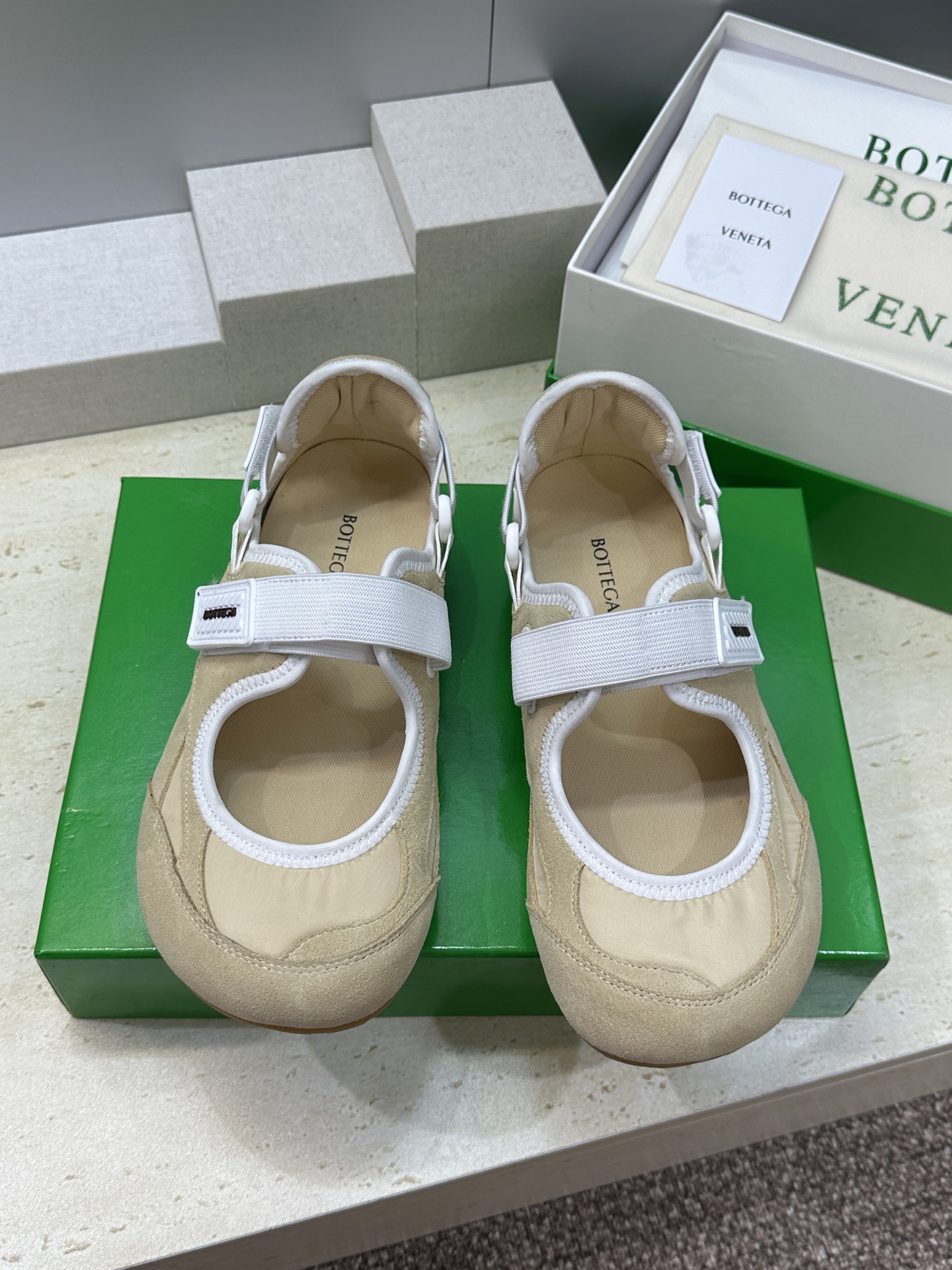 Bottega Veneta 葆蝶家2026春夏新款魔术贴复古休闲运动女鞋 BV字母logo平底圆头拼色