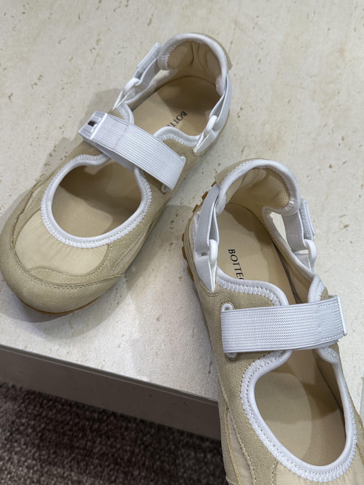 Bottega Veneta 葆蝶家2026春夏新款魔术贴复古休闲运动女鞋 BV字母logo平底圆头拼色