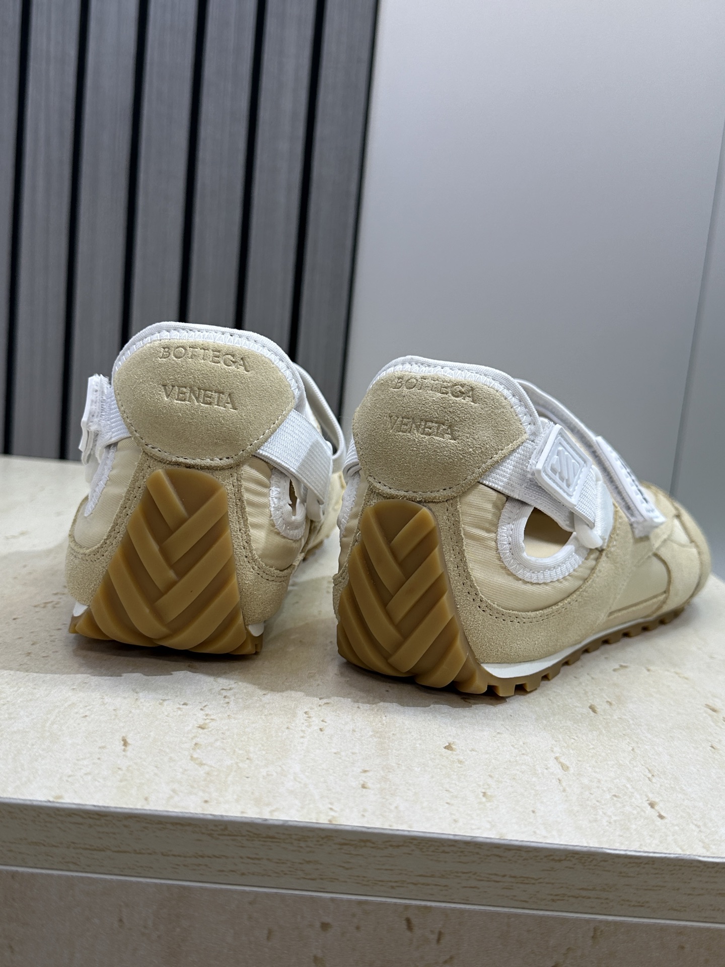 Bottega Veneta 葆蝶家2026春夏新款魔术贴复古休闲运动女鞋 BV字母logo平底圆头拼色