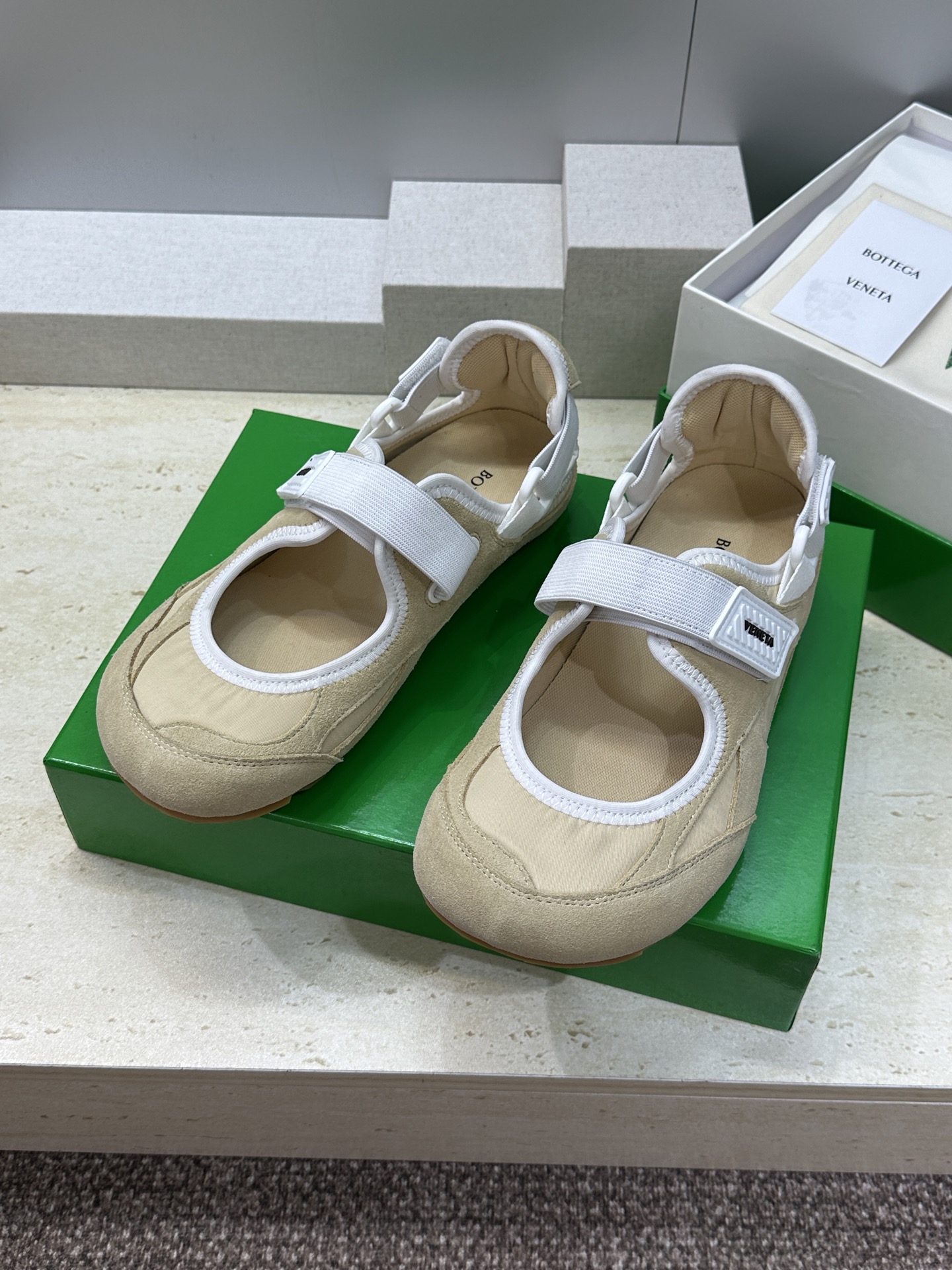 Bottega Veneta 葆蝶家2026春夏新款魔术贴复古休闲运动女鞋 BV字母logo平底圆头拼色