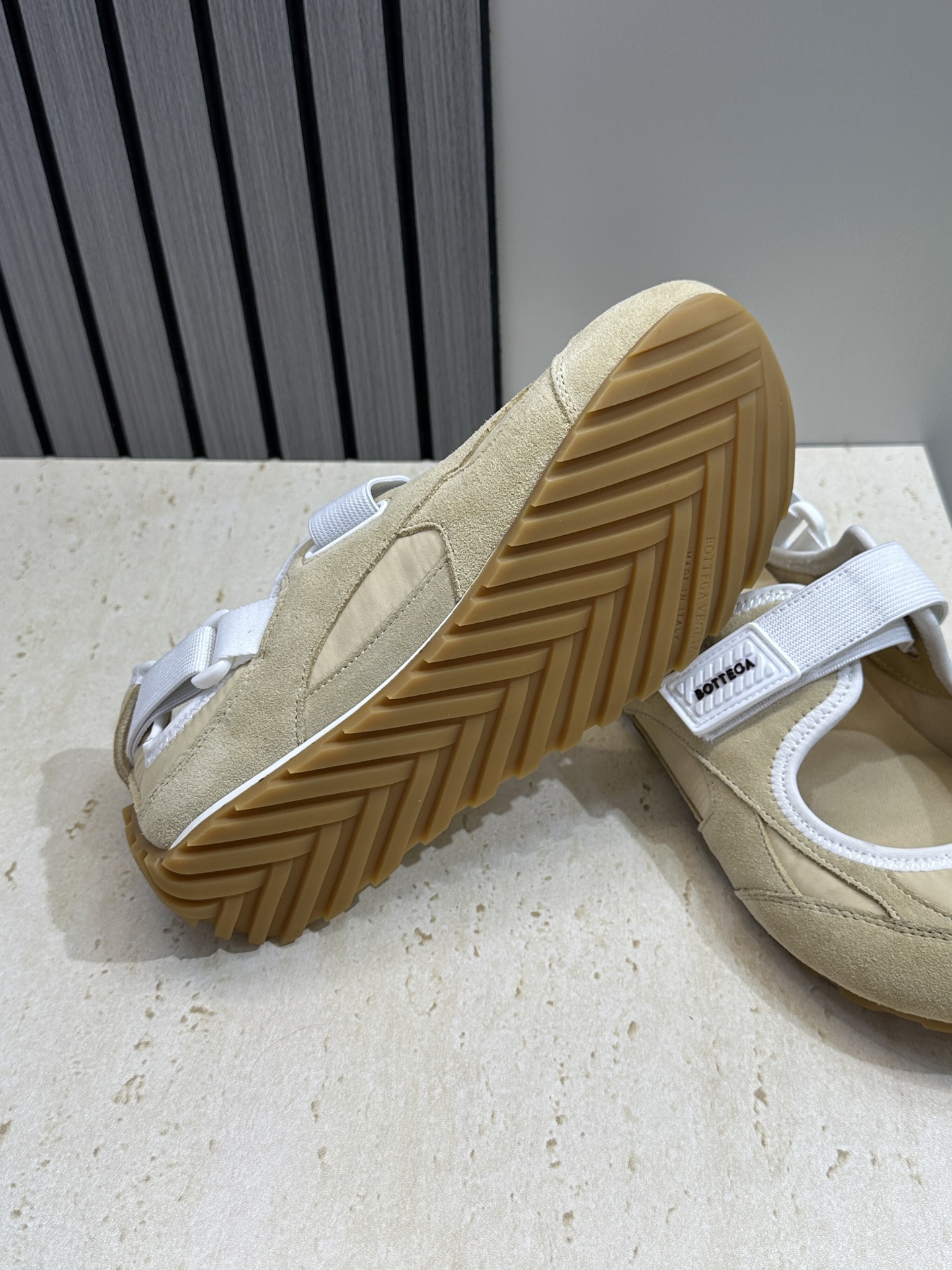 Bottega Veneta 葆蝶家2026春夏新款魔术贴复古休闲运动女鞋 BV字母logo平底圆头拼色