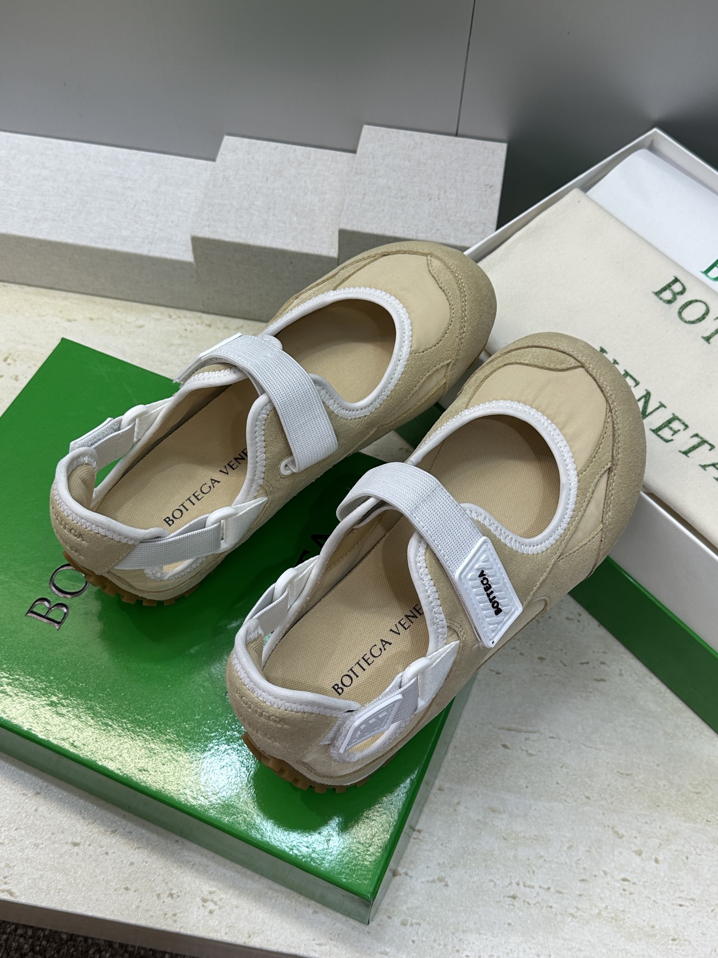 Bottega Veneta 葆蝶家2026春夏新款魔术贴复古休闲运动女鞋 BV字母logo平底圆头拼色