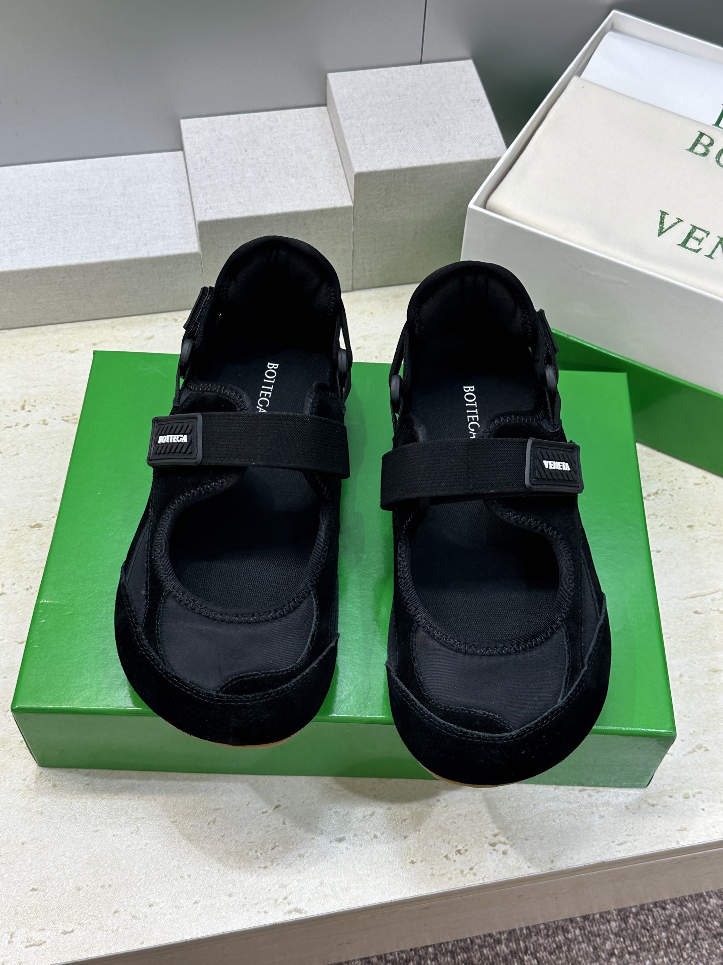 Bottega Veneta 葆蝶家2026春夏新款魔术贴复古休闲运动女鞋 BV字母logo平底圆头拼色