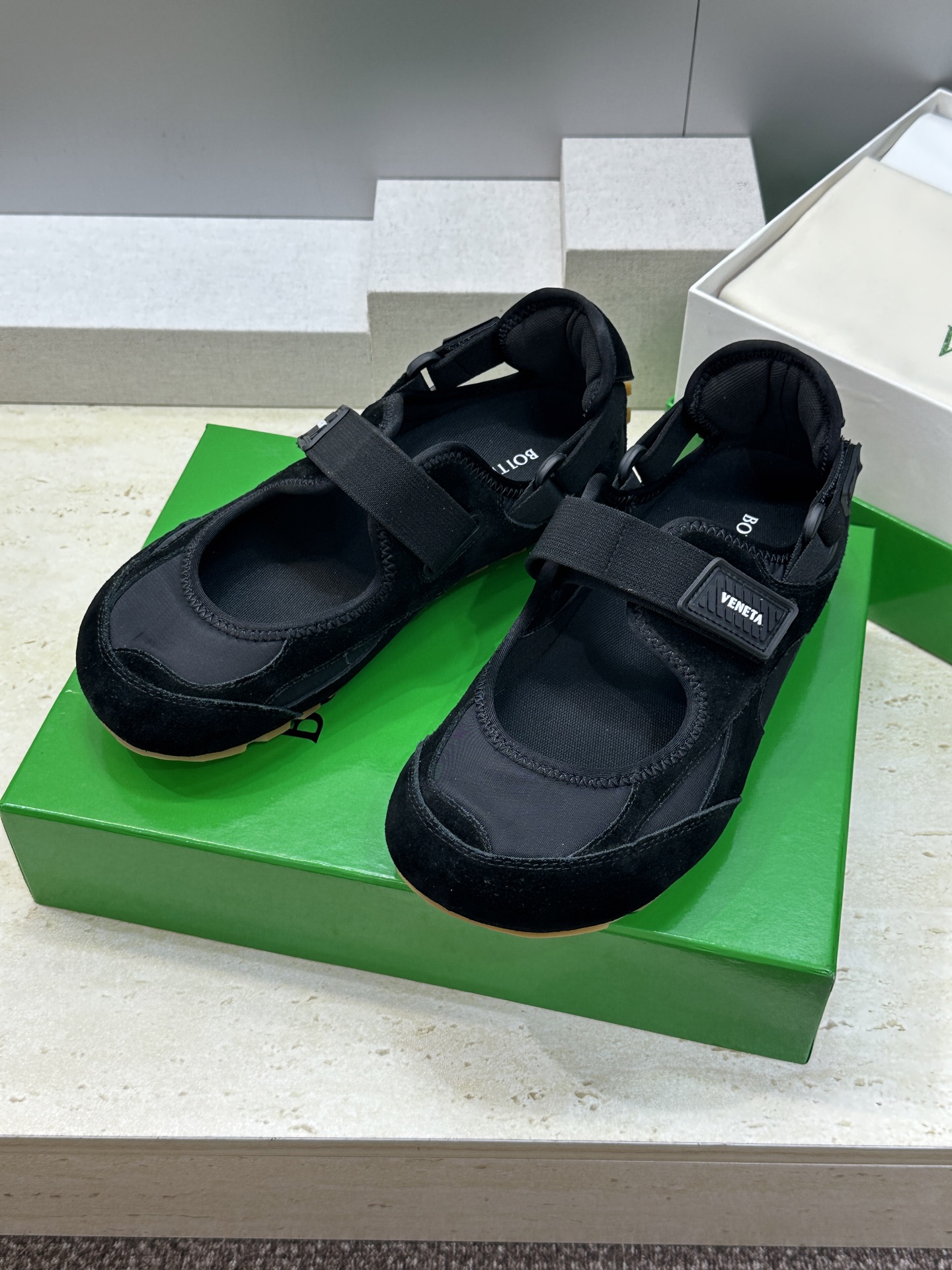 Bottega Veneta 葆蝶家2026春夏新款魔术贴复古休闲运动女鞋 BV字母logo平底圆头拼色