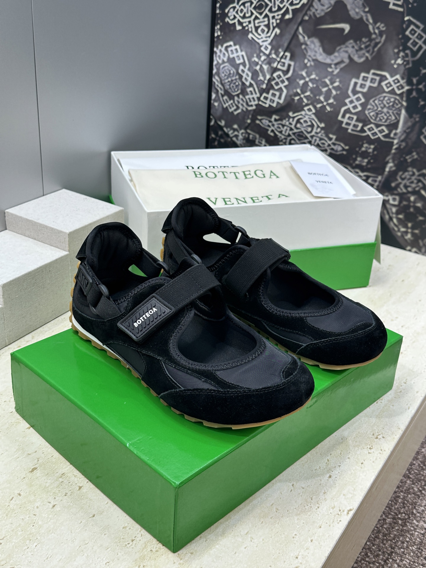 NO:819022,Bottega Veneta 2026 Spring and Summer New Velcro Retro Casual Sports Women's Shoes BV Letter Logo Flat Bottom Round Toe Color Blocking Dad Running Shoes Material: Upper imported sheep leather spliced with environmentally friendly breathable waterproof technology fabric + imported breathable mesh lining + original molded non-slip TPU outsole Size: 35-42 (40.41.42 customized non-refundable), Mary Jane, Bottega Veneta, Bottega  veneta,bottega veneta,mary jane,sheep19860909Bottega Veneta 葆蝶家2026春夏新款魔术贴复古休闲运动女鞋 BV字母logo平底圆头拼色老爹跑鞋 材质:鞋面进口羊猄皮拼接环保透气防水科技面料+进口透气网眼布内里+原版开模防滑TPU大底 Size : 35-42（40.41.42定制不退换）,玛丽珍,bottega veneta,bottega veneta,bottega veneta,mary jane,sheep,Women's Shoes