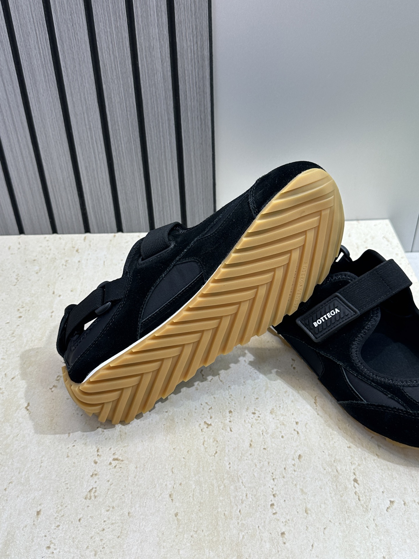 Bottega Veneta 葆蝶家2026春夏新款魔术贴复古休闲运动女鞋 BV字母logo平底圆头拼色