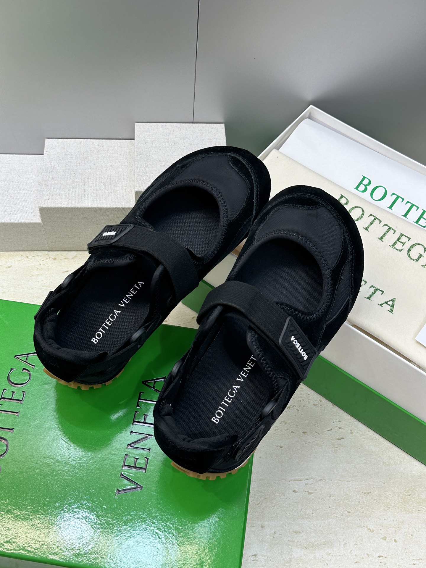 Bottega Veneta 葆蝶家2026春夏新款魔术贴复古休闲运动女鞋 BV字母logo平底圆头拼色