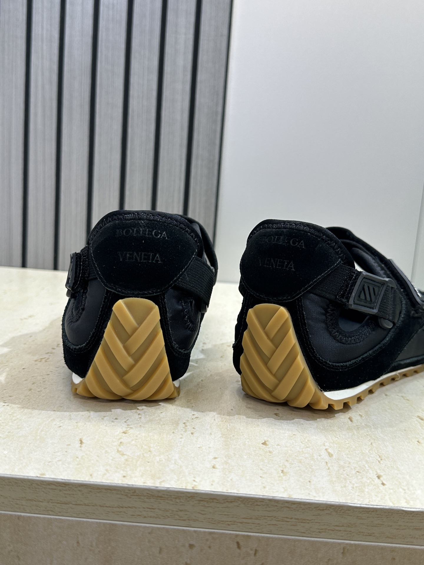 Bottega Veneta 葆蝶家2026春夏新款魔术贴复古休闲运动女鞋 BV字母logo平底圆头拼色