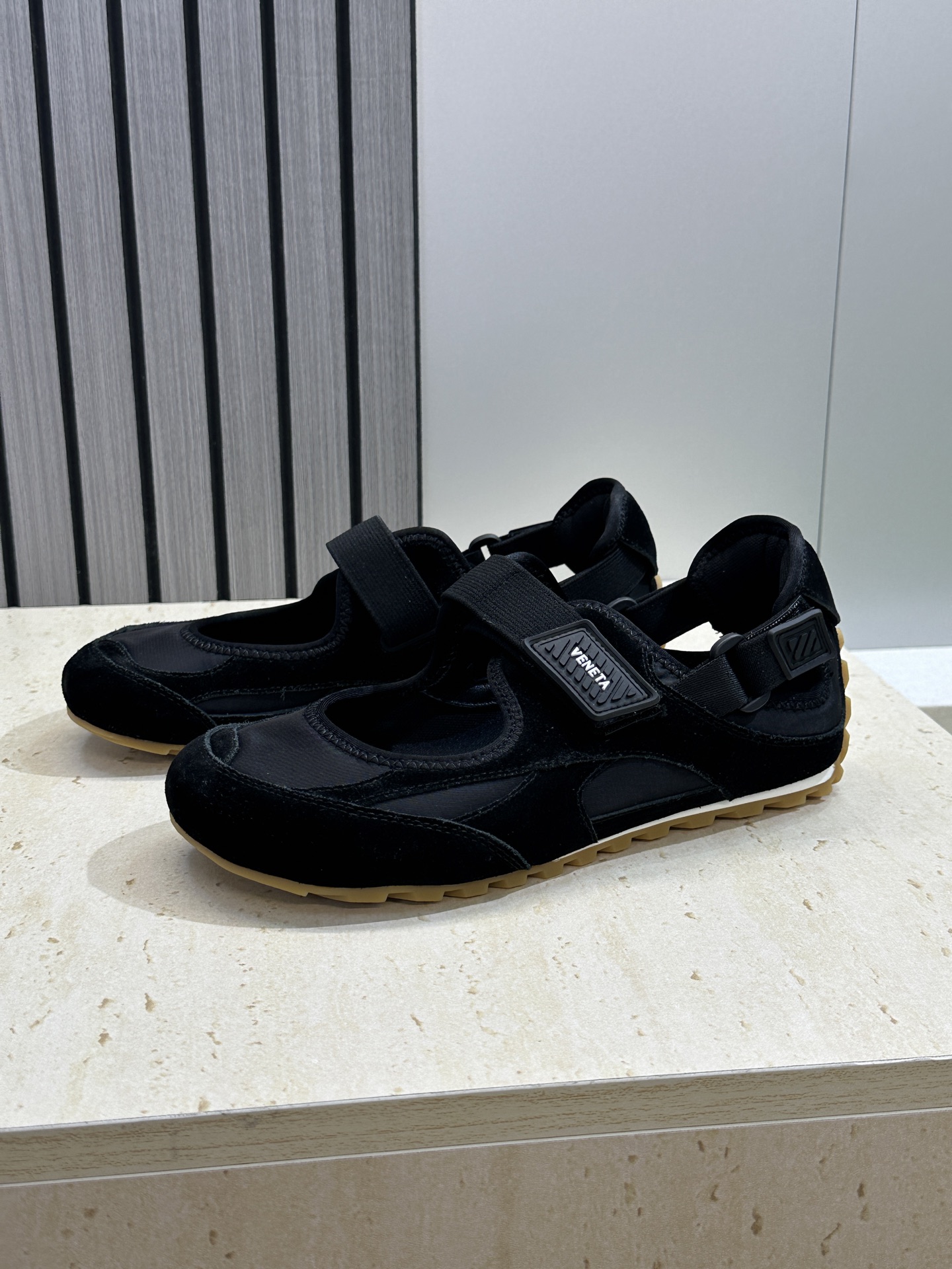 Bottega Veneta 葆蝶家2026春夏新款魔术贴复古休闲运动女鞋 BV字母logo平底圆头拼色
