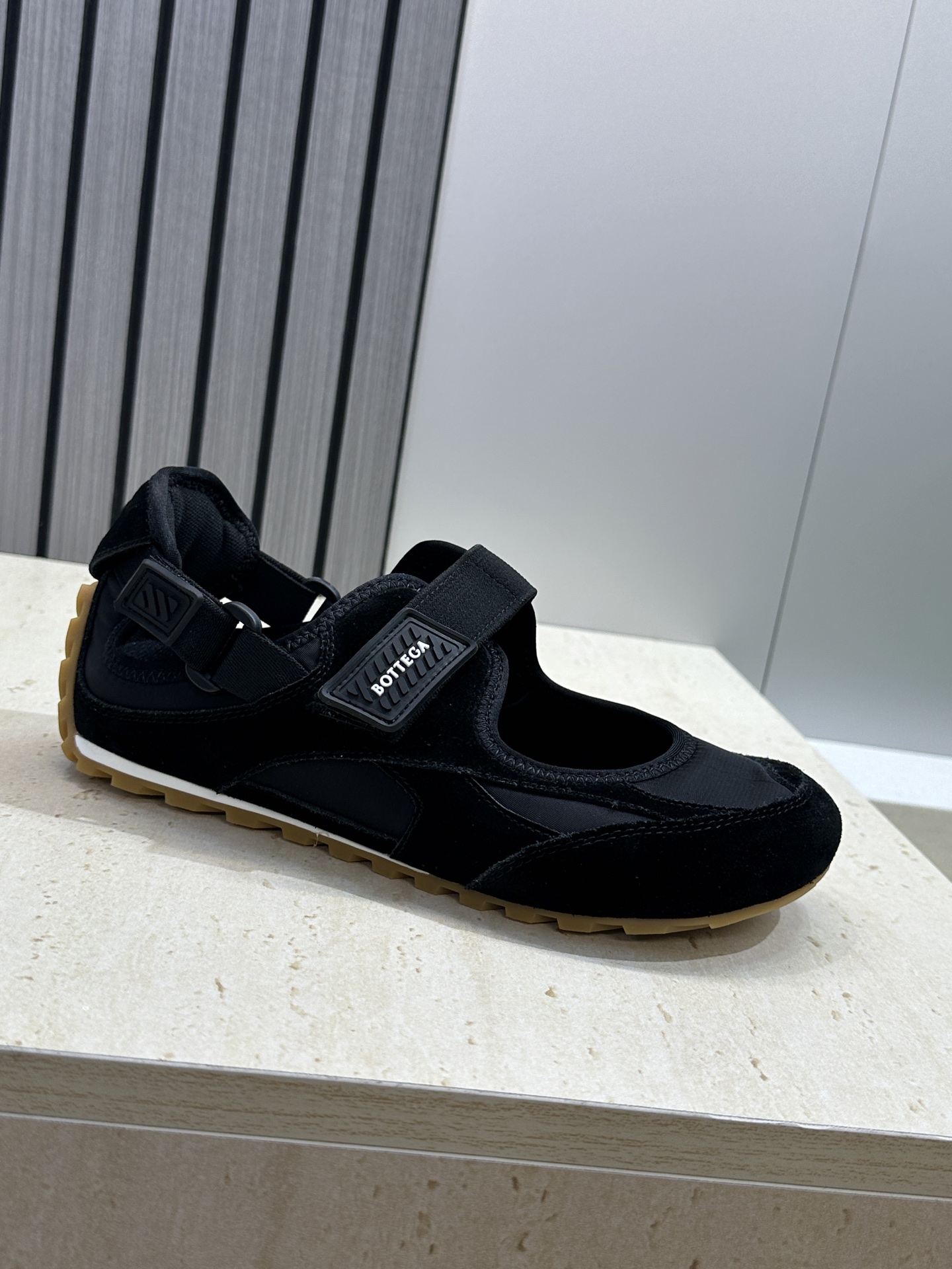 Bottega Veneta 葆蝶家2026春夏新款魔术贴复古休闲运动女鞋 BV字母logo平底圆头拼色