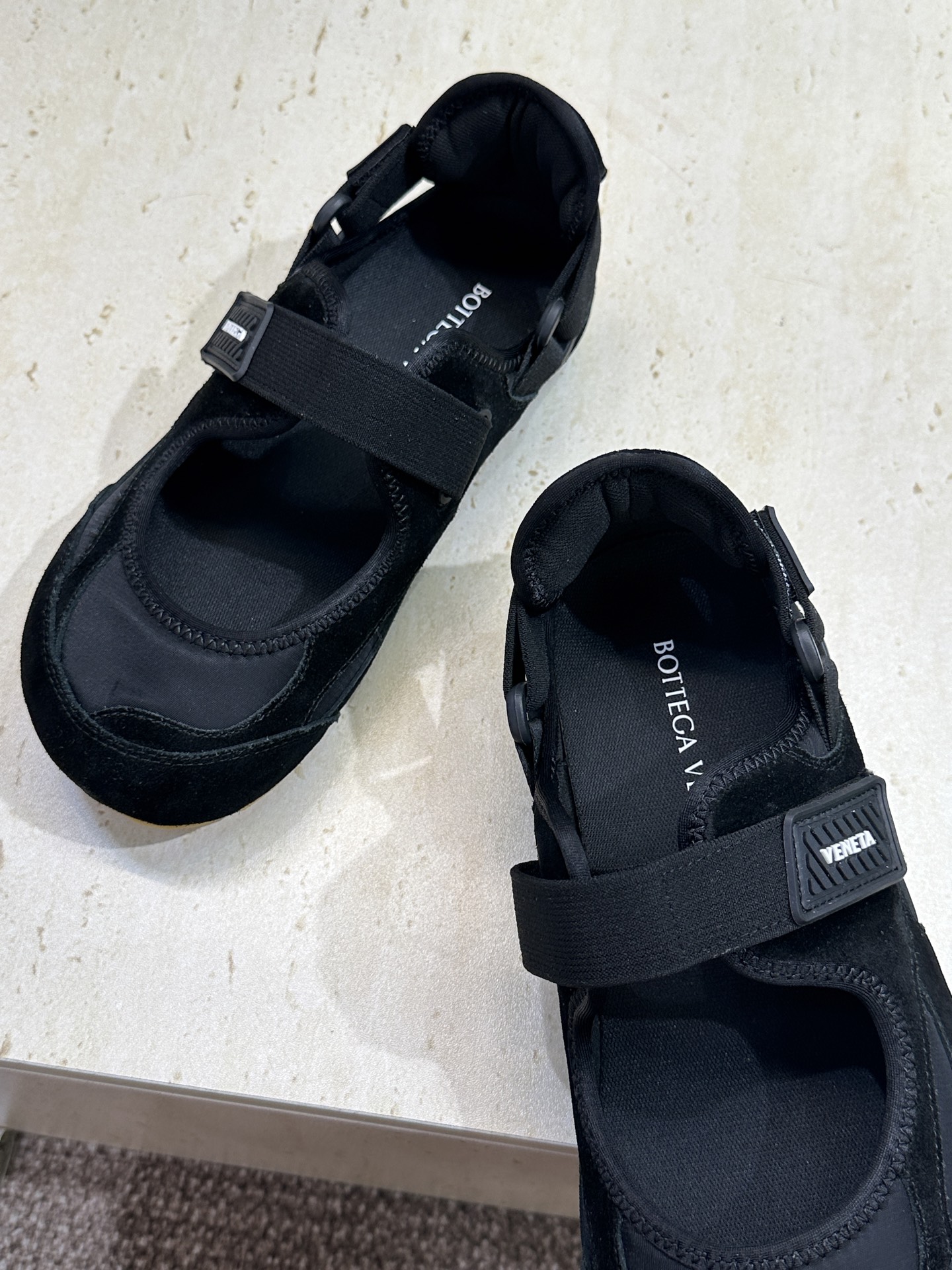 Bottega Veneta 葆蝶家2026春夏新款魔术贴复古休闲运动女鞋 BV字母logo平底圆头拼色