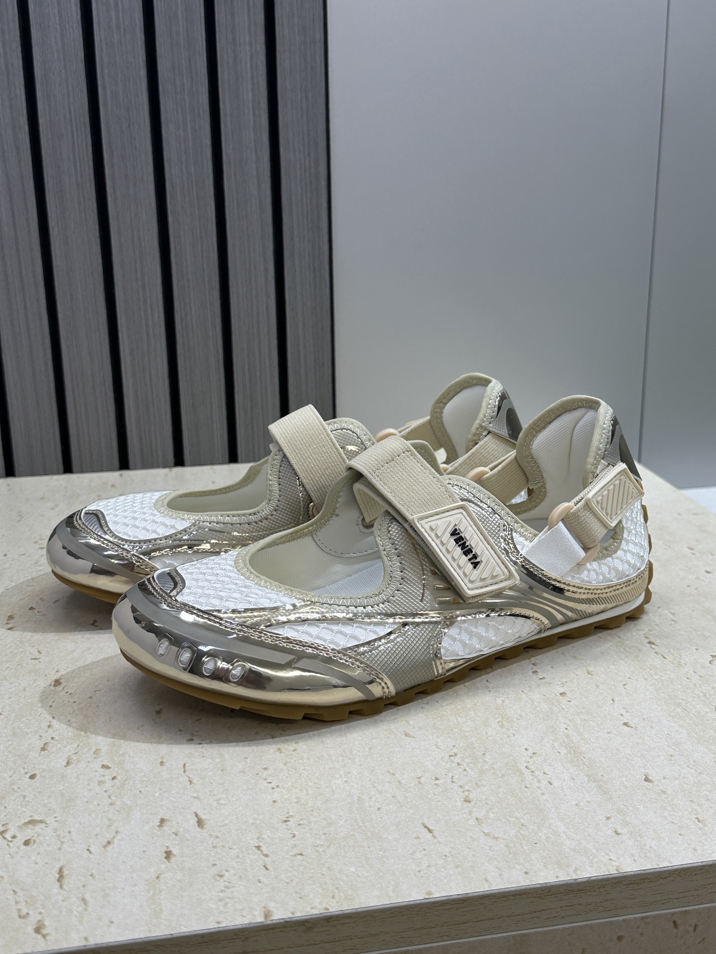 Bottega Veneta 葆蝶家2026春夏新款魔术贴复古休闲运动女鞋 BV字母logo平底圆头拼色