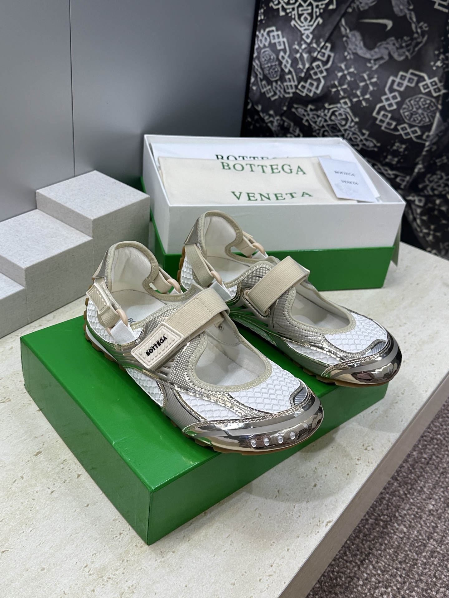 Bottega Veneta 葆蝶家2026春夏新款魔术贴复古休闲运动女鞋 BV字母logo平底圆头拼色