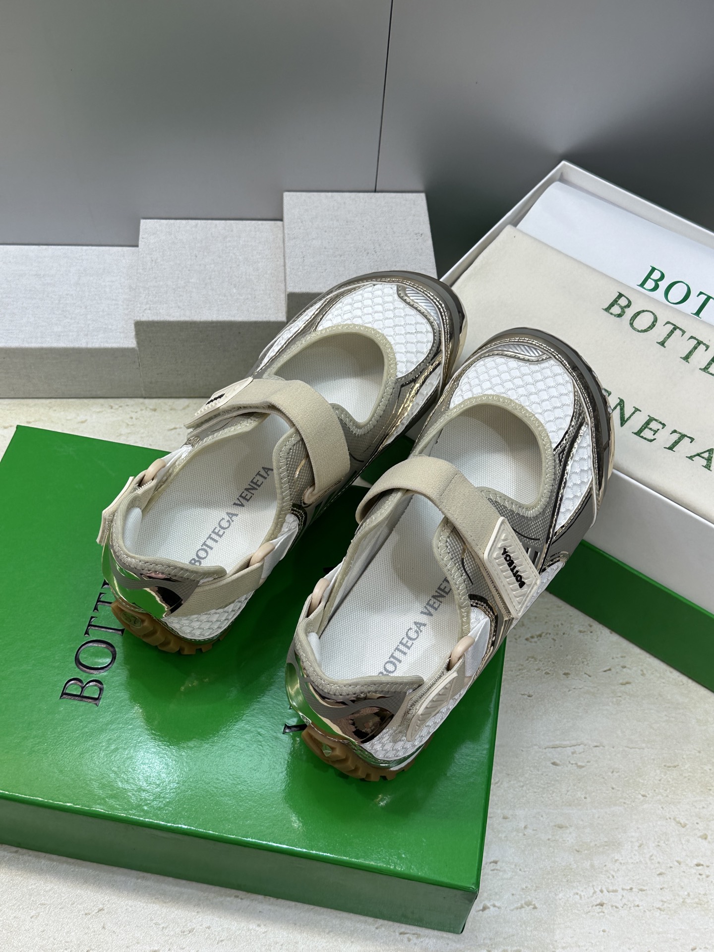 Bottega Veneta 葆蝶家2026春夏新款魔术贴复古休闲运动女鞋 BV字母logo平底圆头拼色
