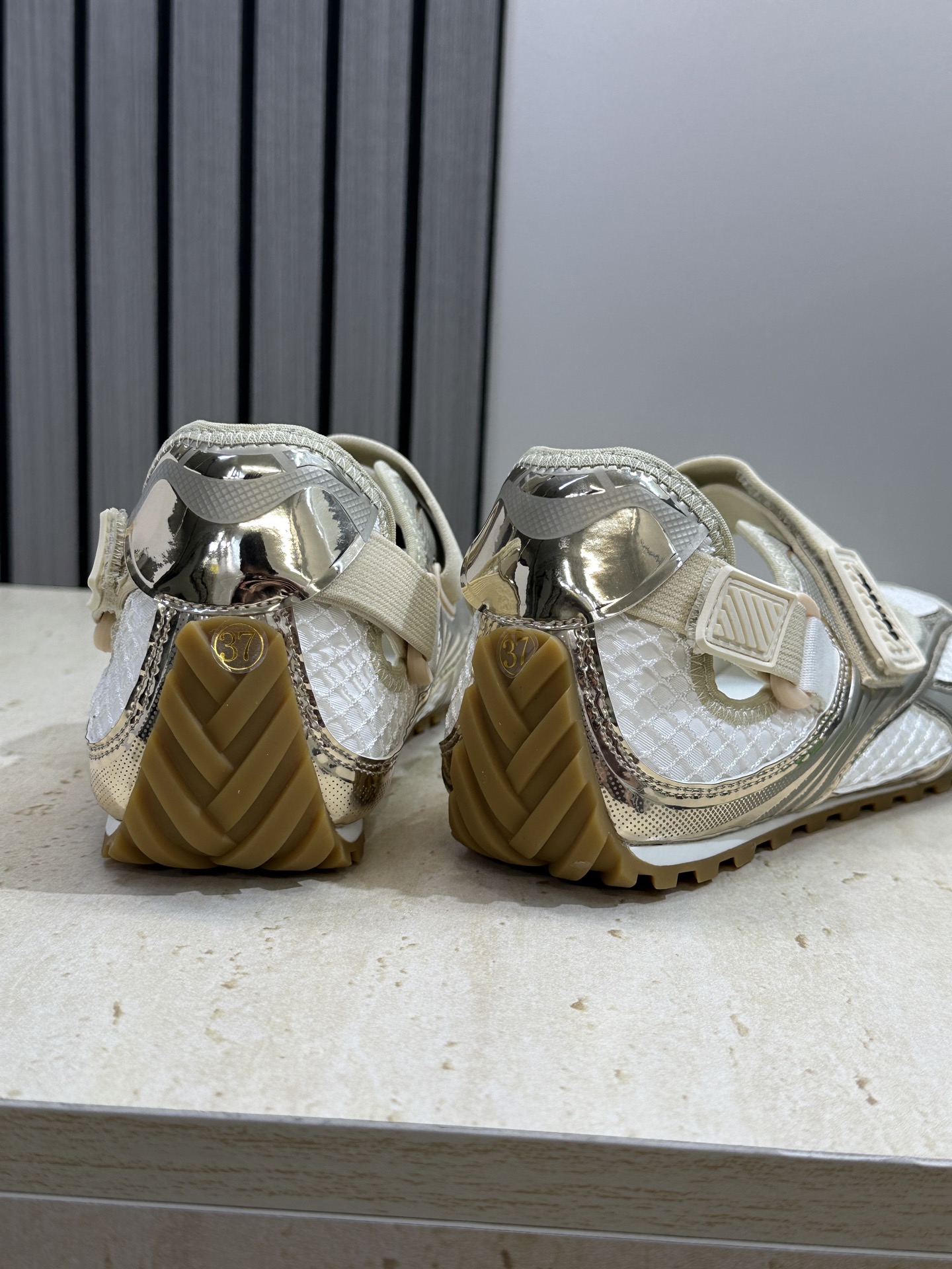 Bottega Veneta 葆蝶家2026春夏新款魔术贴复古休闲运动女鞋 BV字母logo平底圆头拼色