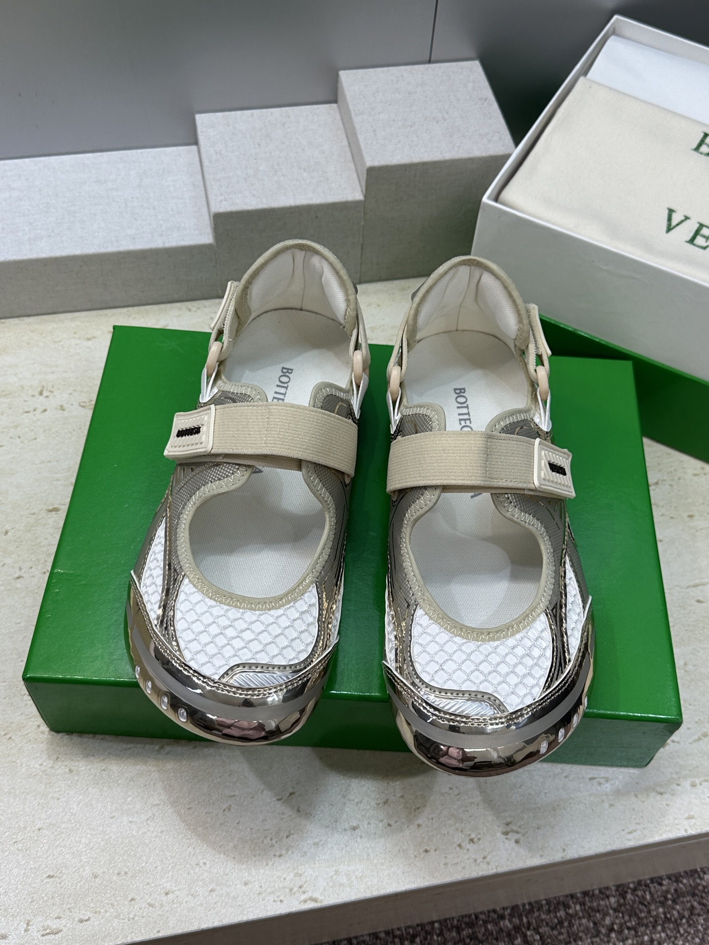 Bottega Veneta 葆蝶家2026春夏新款魔术贴复古休闲运动女鞋 BV字母logo平底圆头拼色