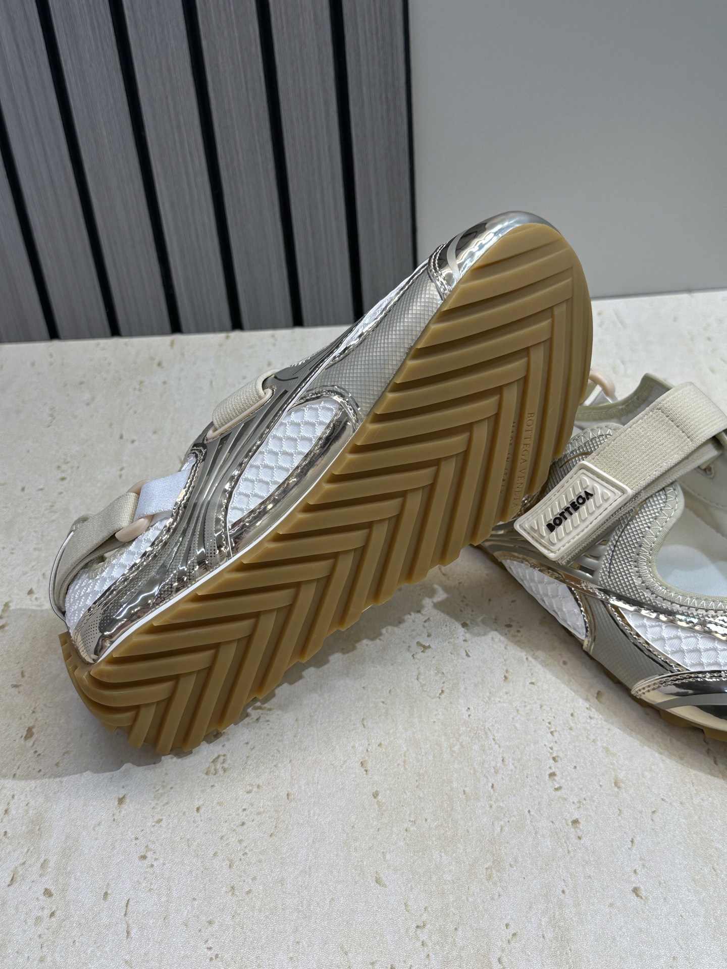 Bottega Veneta 葆蝶家2026春夏新款魔术贴复古休闲运动女鞋 BV字母logo平底圆头拼色