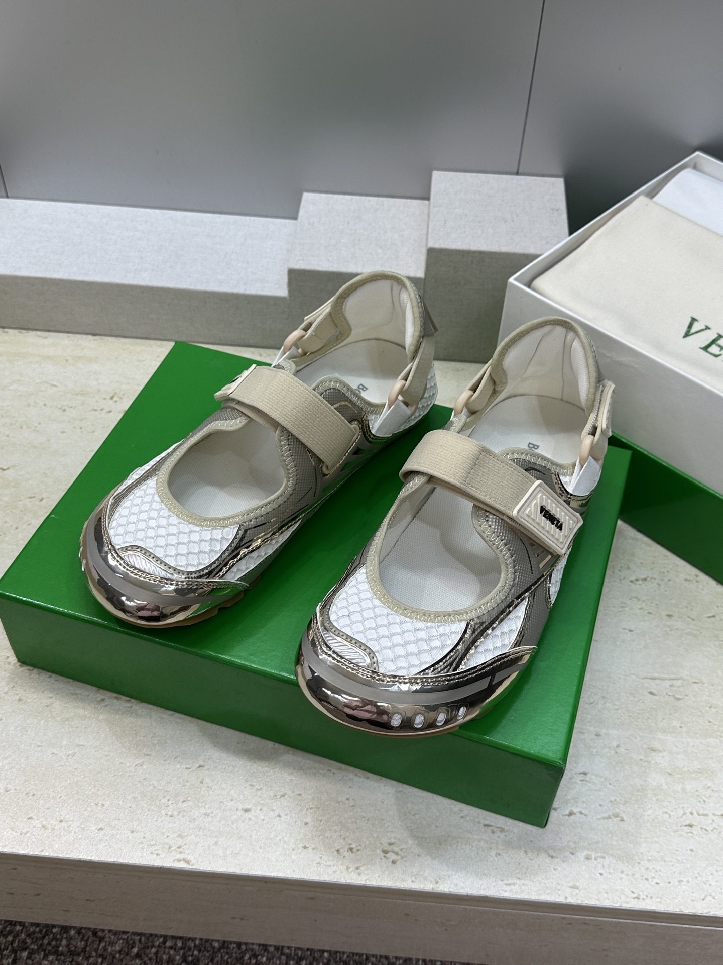 Bottega Veneta 葆蝶家2026春夏新款魔术贴复古休闲运动女鞋 BV字母logo平底圆头拼色