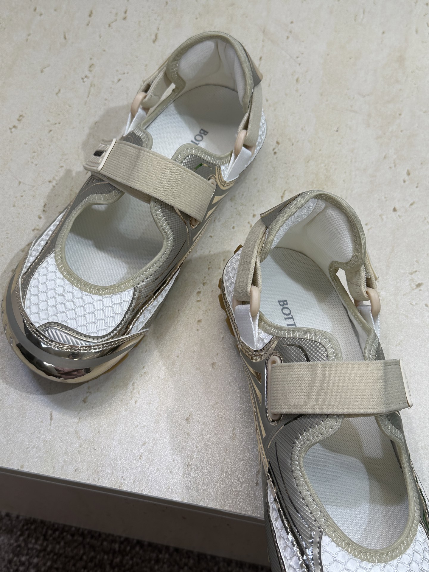 Bottega Veneta 葆蝶家2026春夏新款魔术贴复古休闲运动女鞋 BV字母logo平底圆头拼色