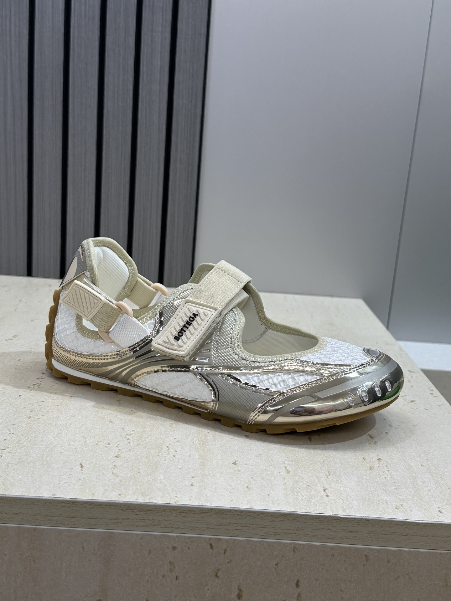 Bottega Veneta 葆蝶家2026春夏新款魔术贴复古休闲运动女鞋 BV字母logo平底圆头拼色
