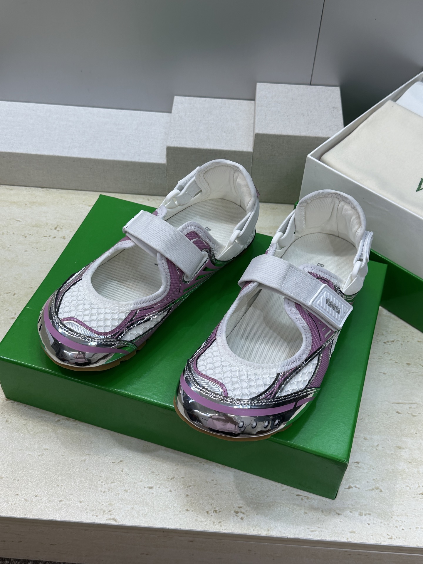Bottega Veneta 葆蝶家2026春夏新款魔术贴复古休闲运动女鞋 BV字母logo平底圆头拼色