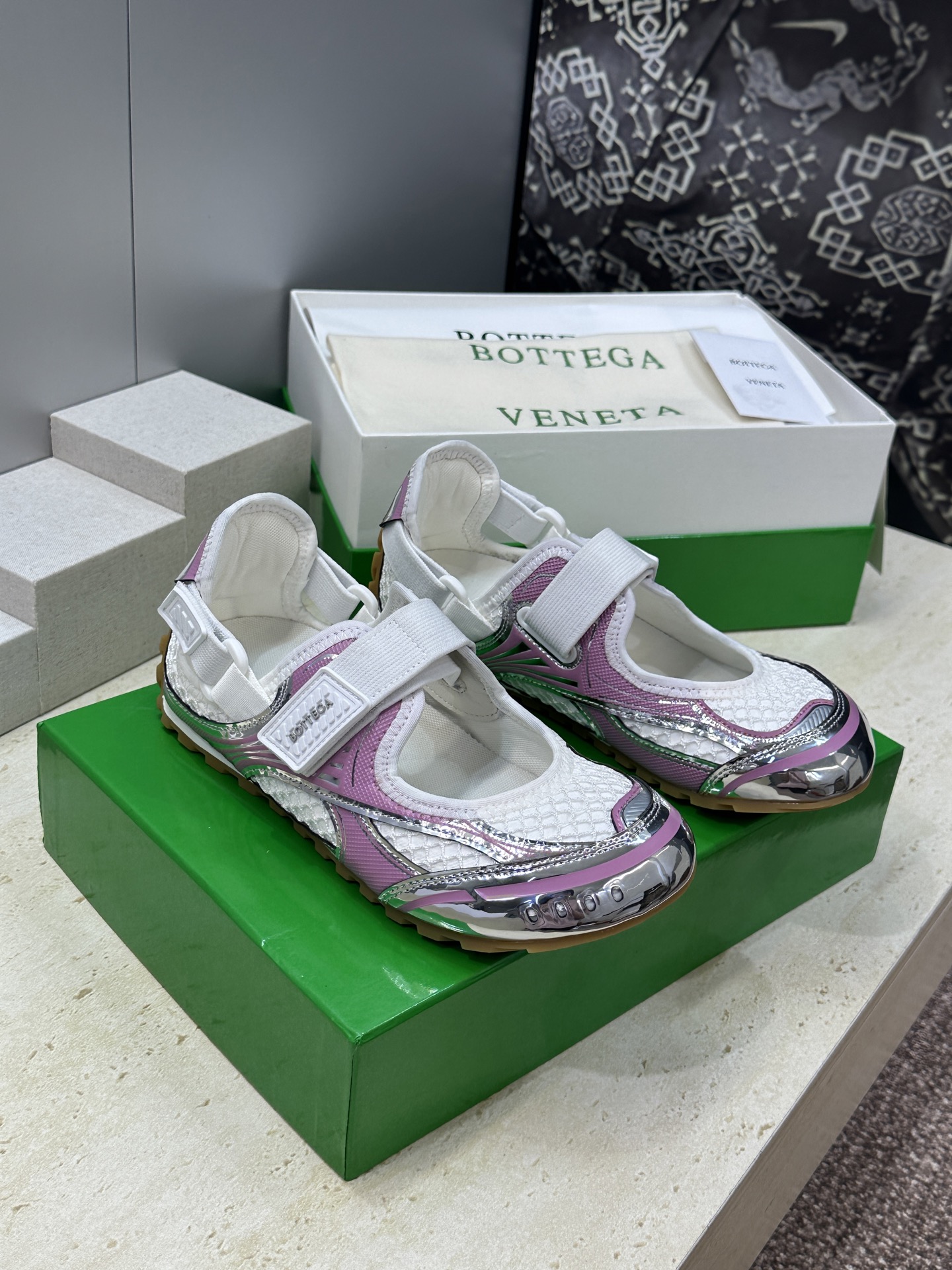 Bottega Veneta 葆蝶家2026春夏新款魔术贴复古休闲运动女鞋 BV字母logo平底圆头拼色