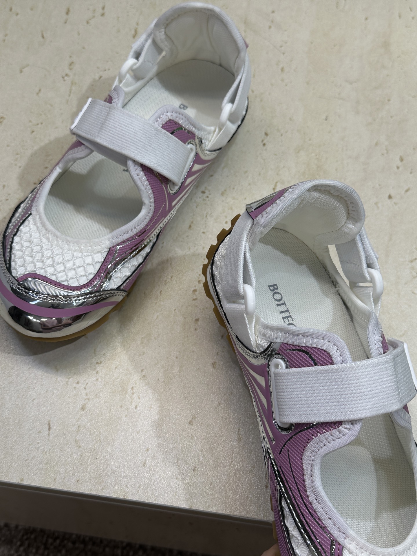 Bottega Veneta 葆蝶家2026春夏新款魔术贴复古休闲运动女鞋 BV字母logo平底圆头拼色